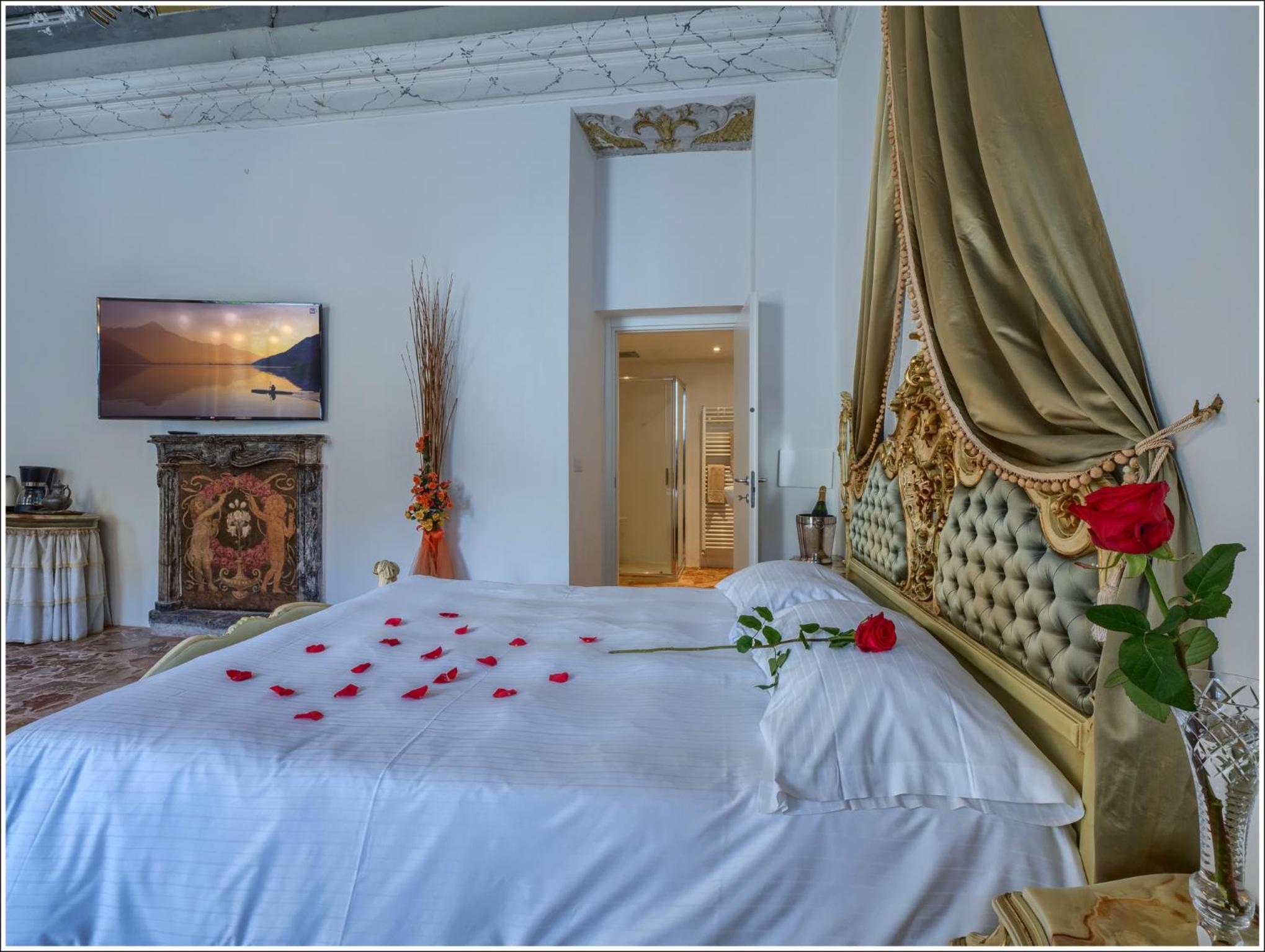Suite with Jacuzzi and Garden View photo 3