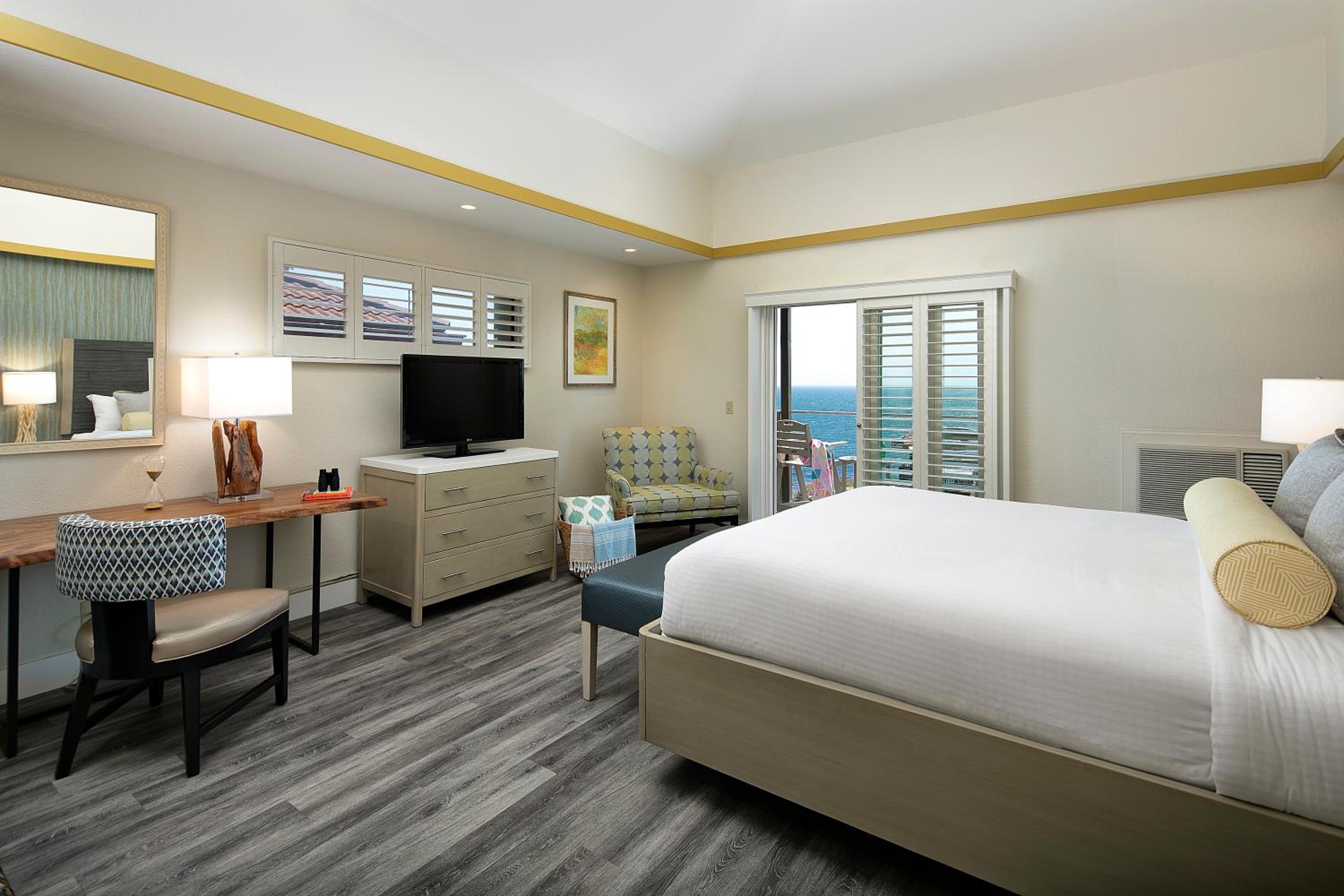 Oceanfront King Room - Photo 1