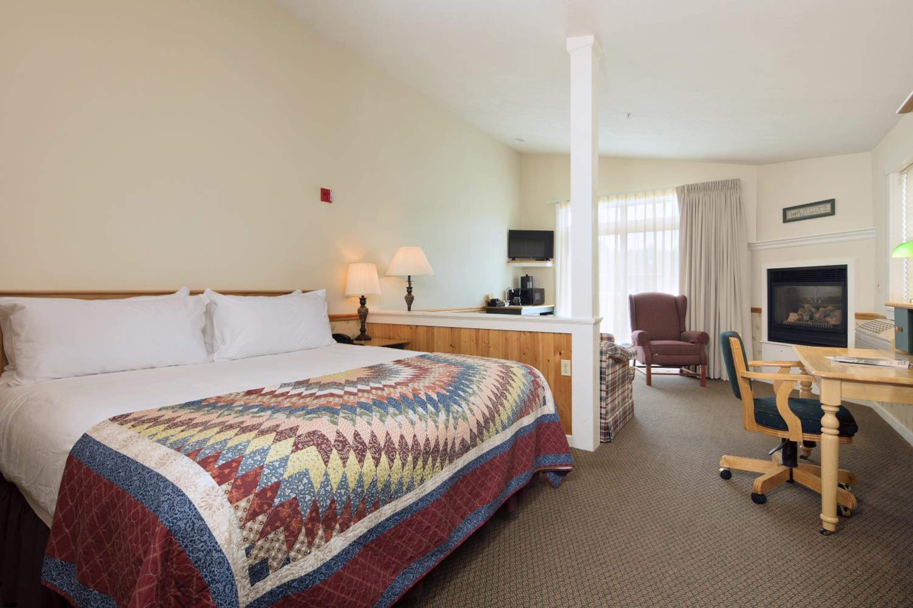 Deluxe King Room with Fireplace - Photo 1