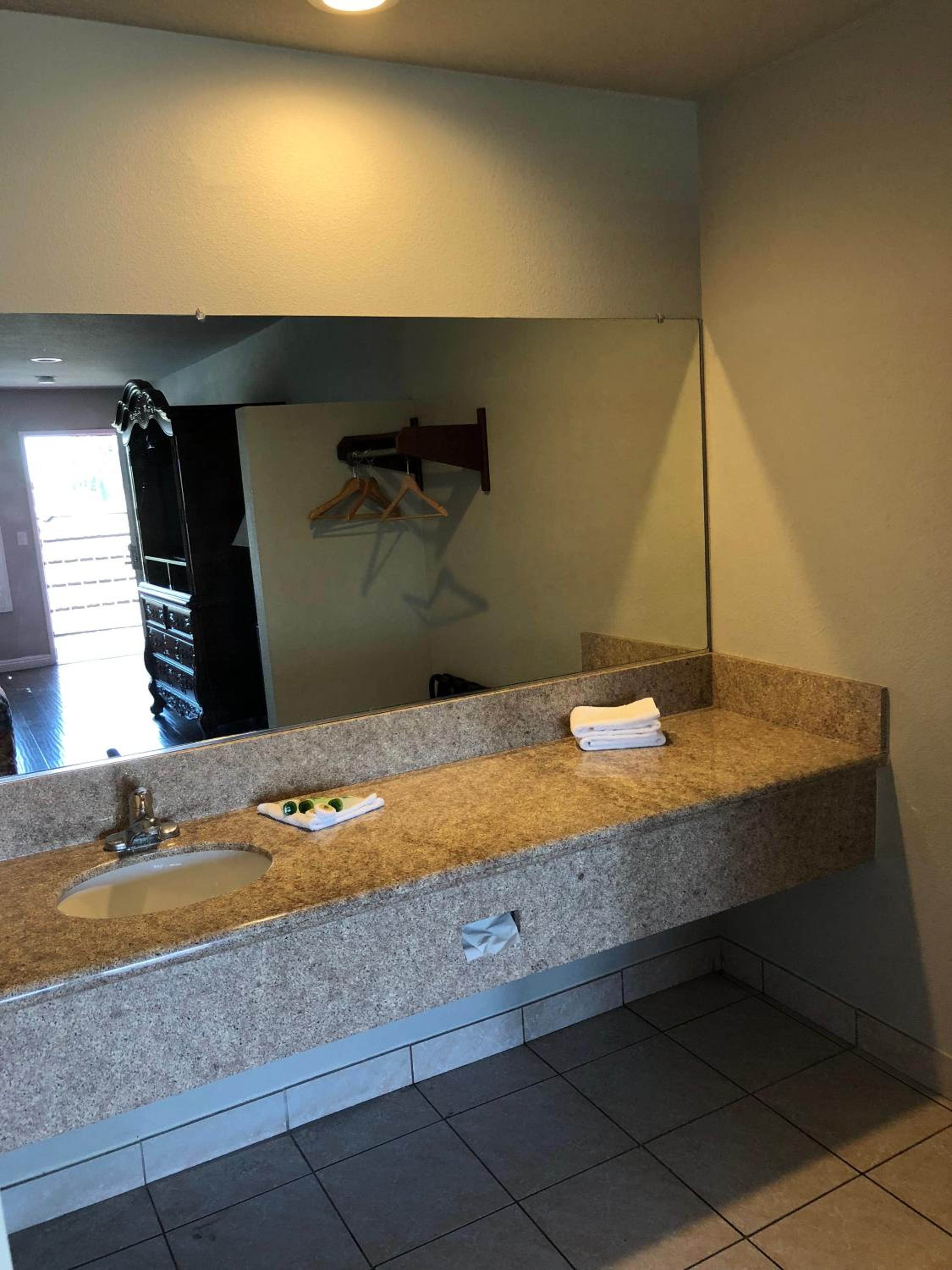 Standard King Room - Photo 2