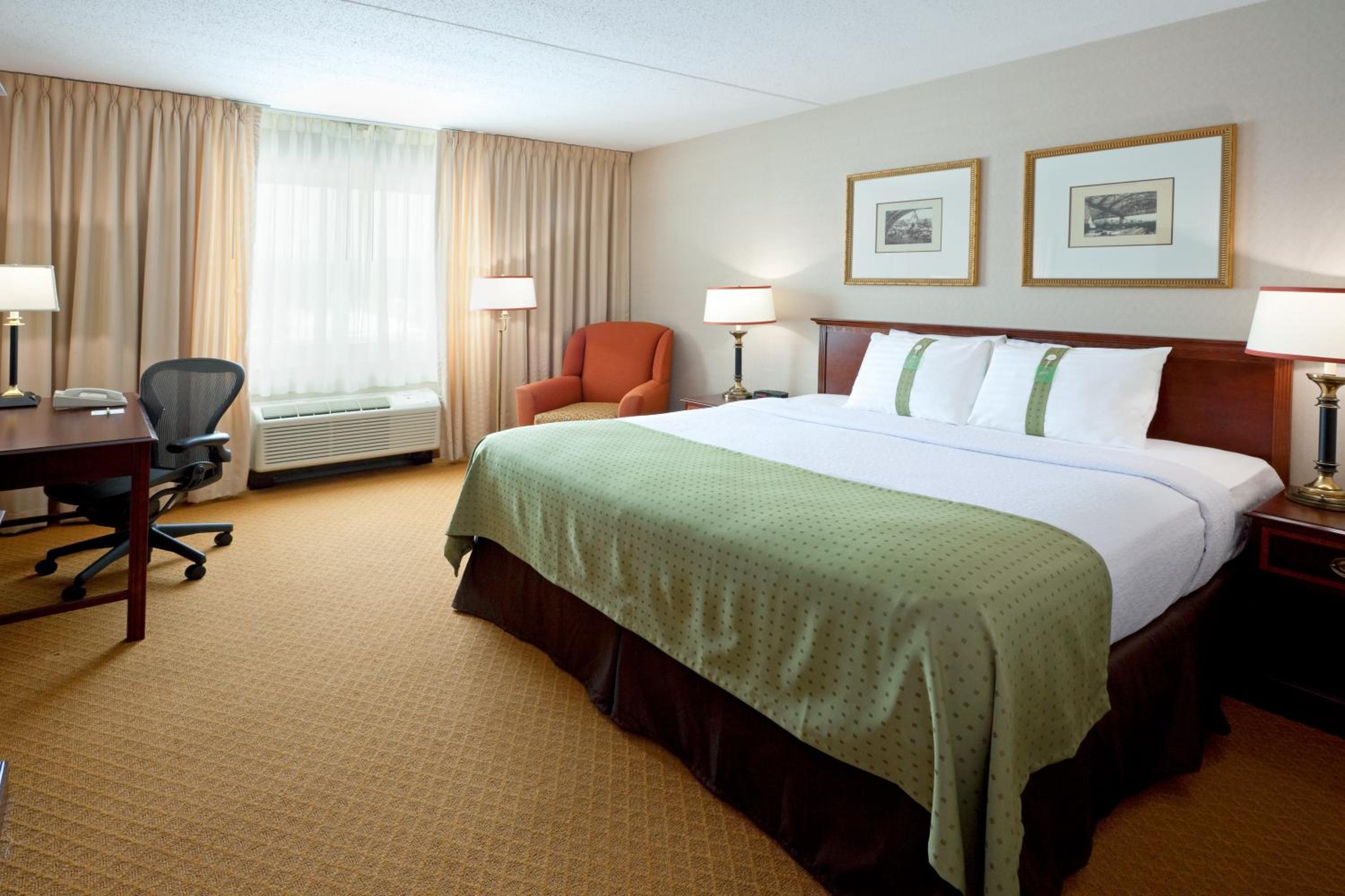 King Suite with Sofa Bed - Non-Smoking - Photo 2