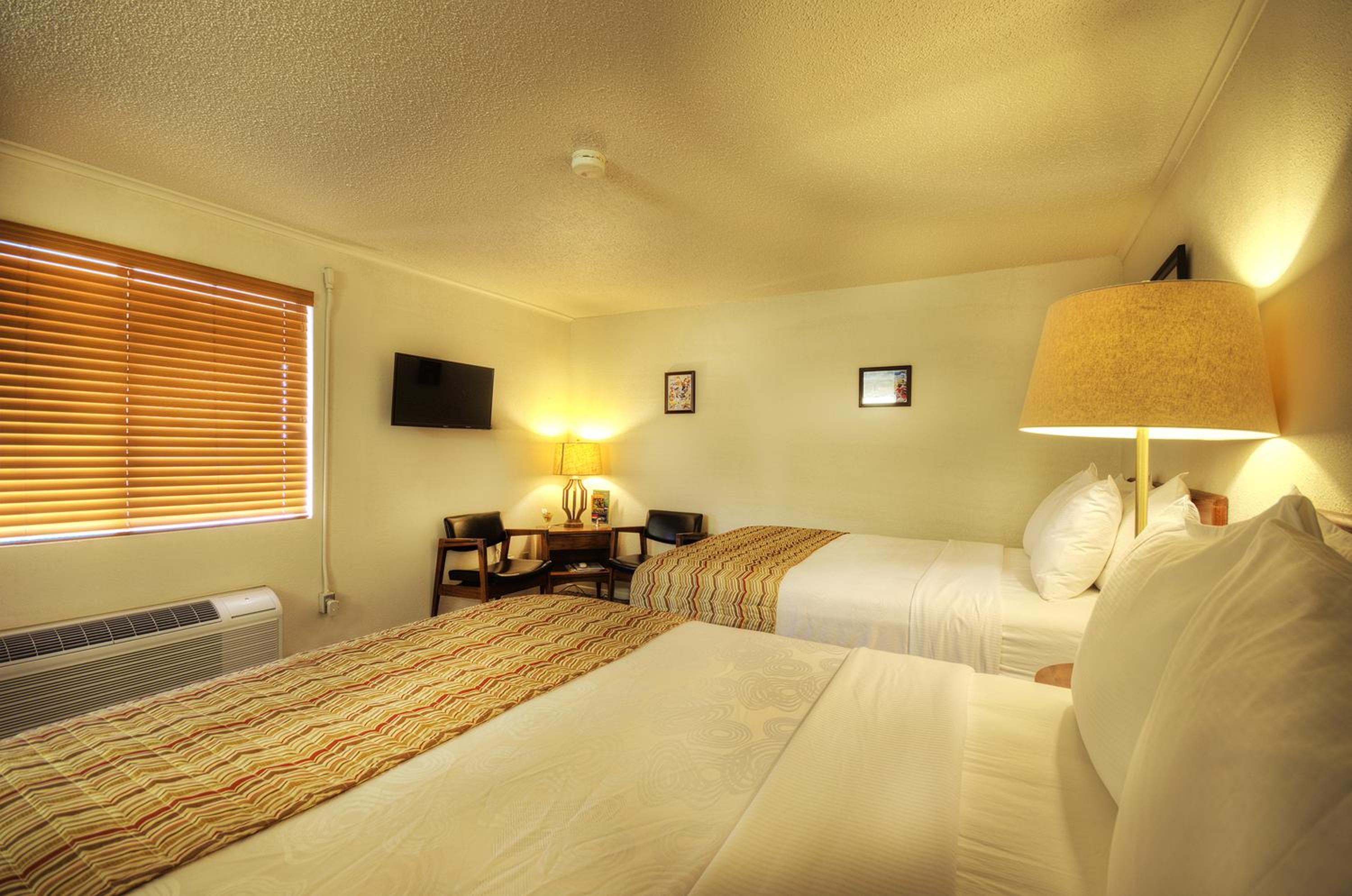 Upstairs Queen Room with Two Queen Beds - Pets not allowed photo 1