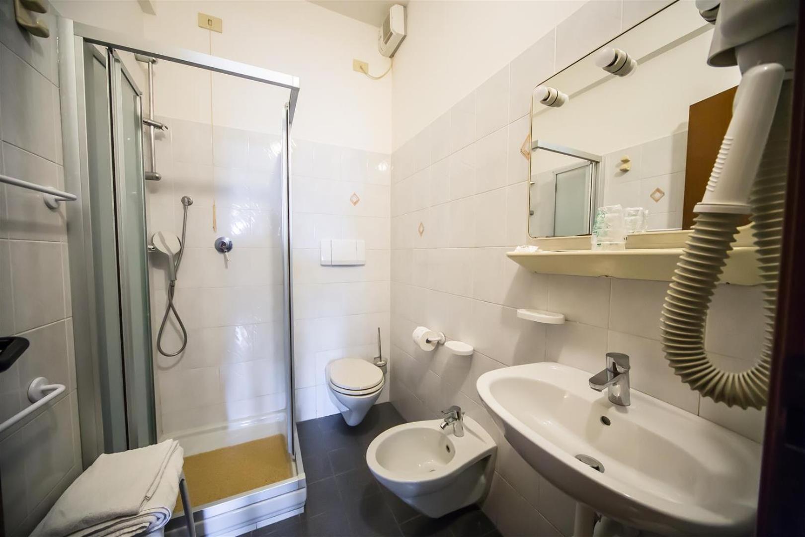 Quadruple Room with Balcony - Photo 4