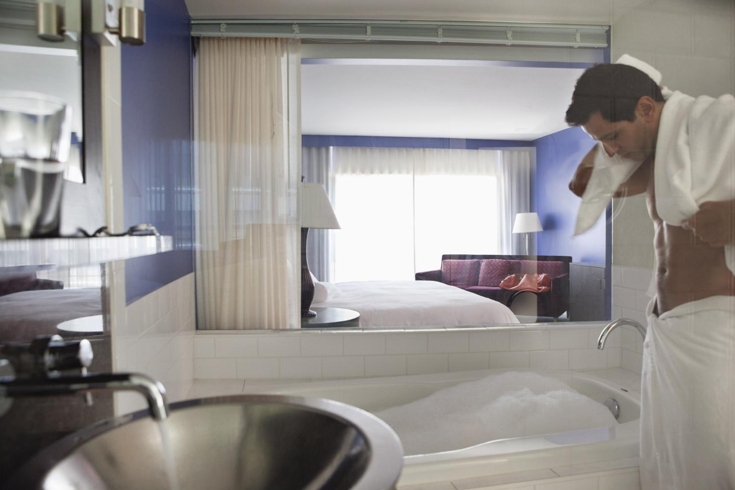 Deluxe King Room - Photo 12