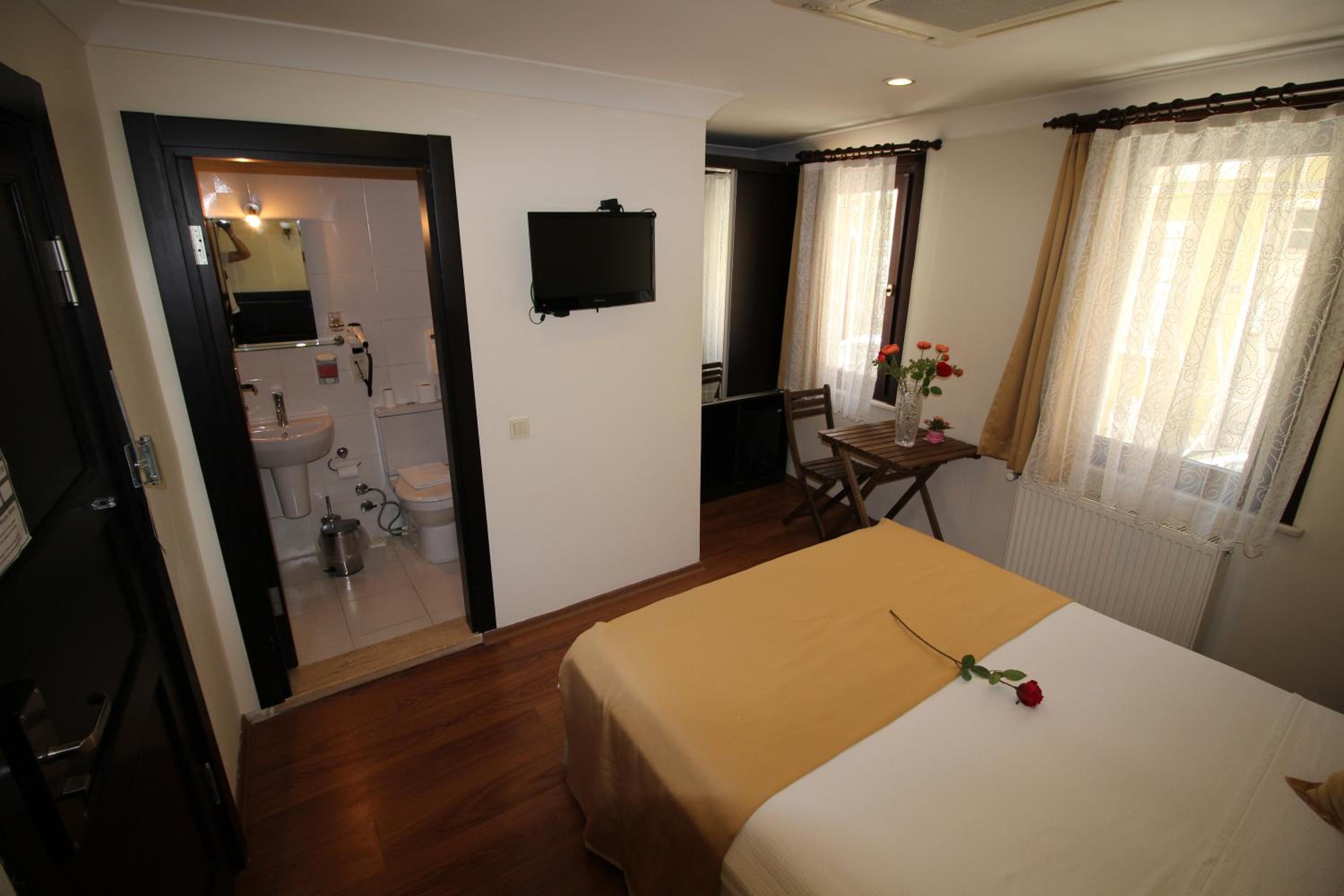 Standard Double or Twin Room photo 3