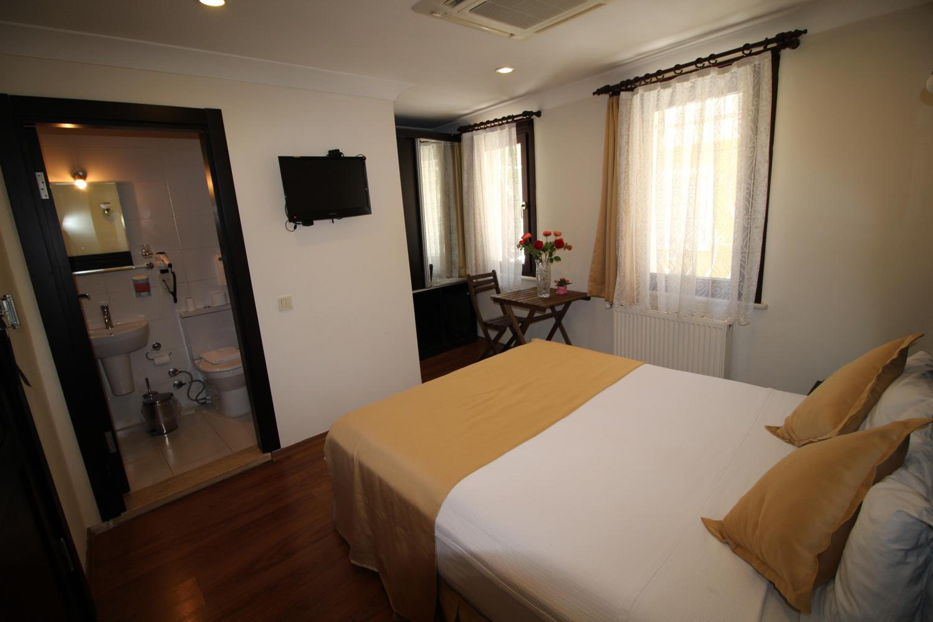 Standard Double or Twin Room photo 1