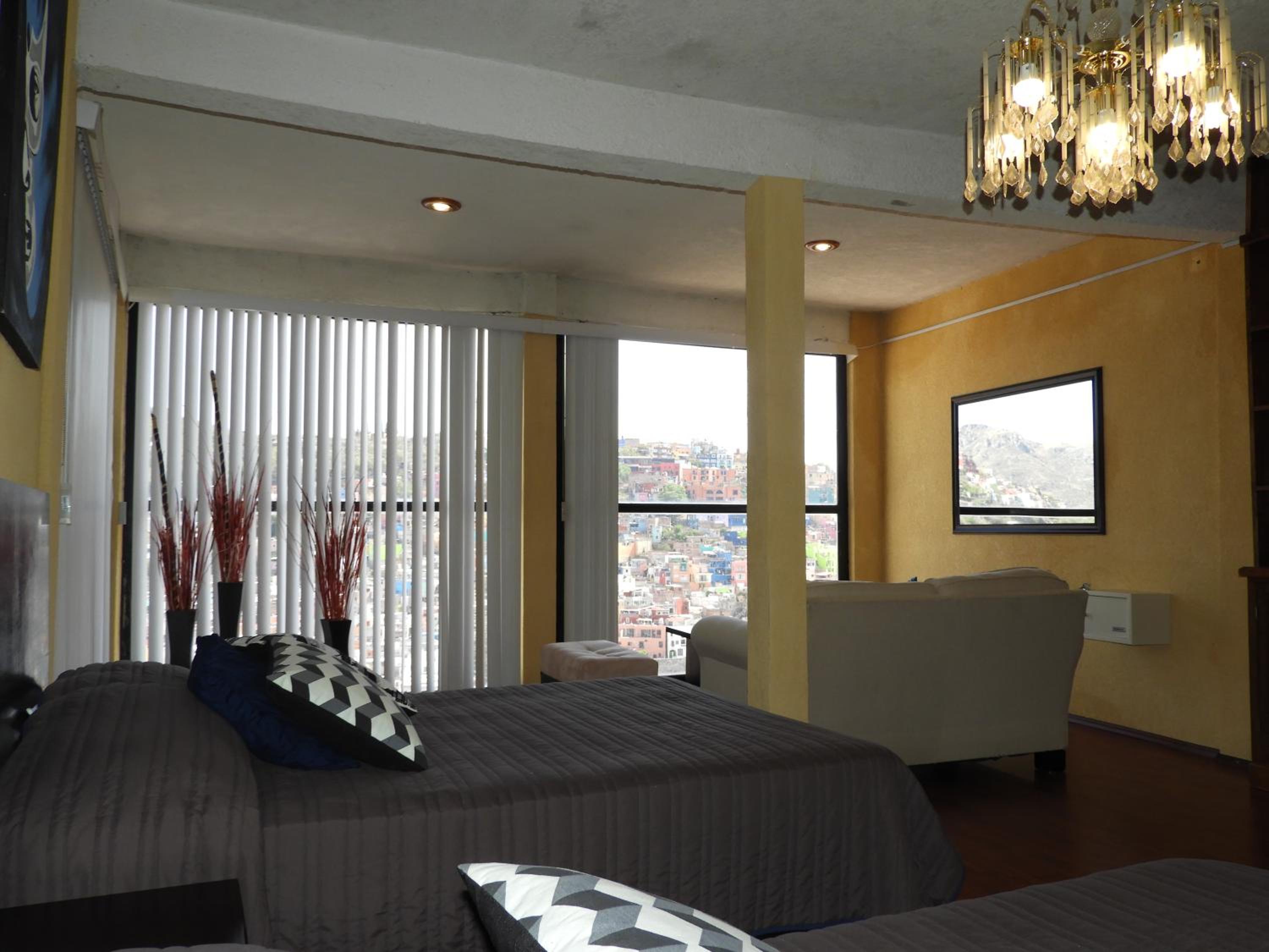Suite with City View - Photo 16