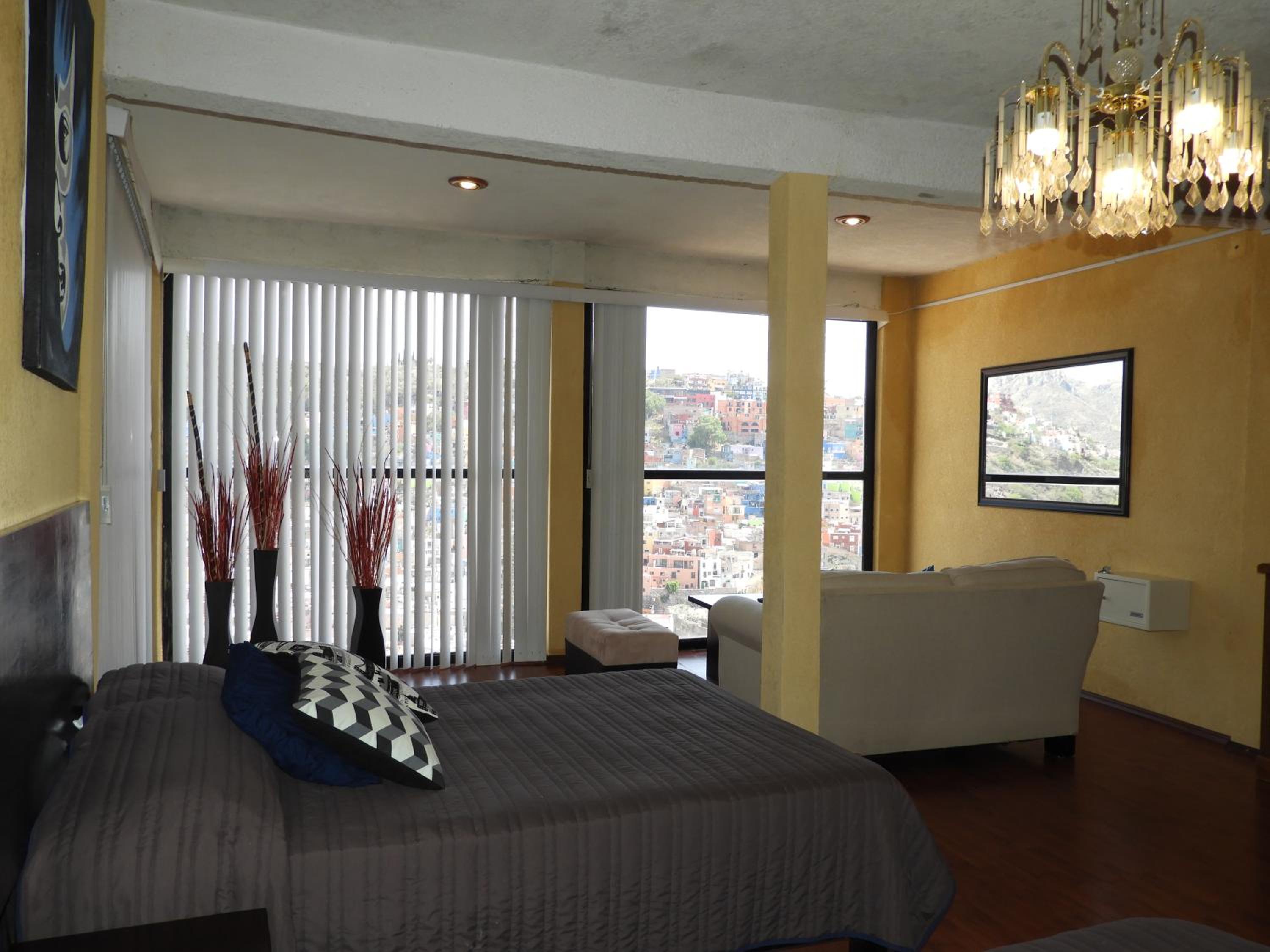 Suite with City View - Photo 13