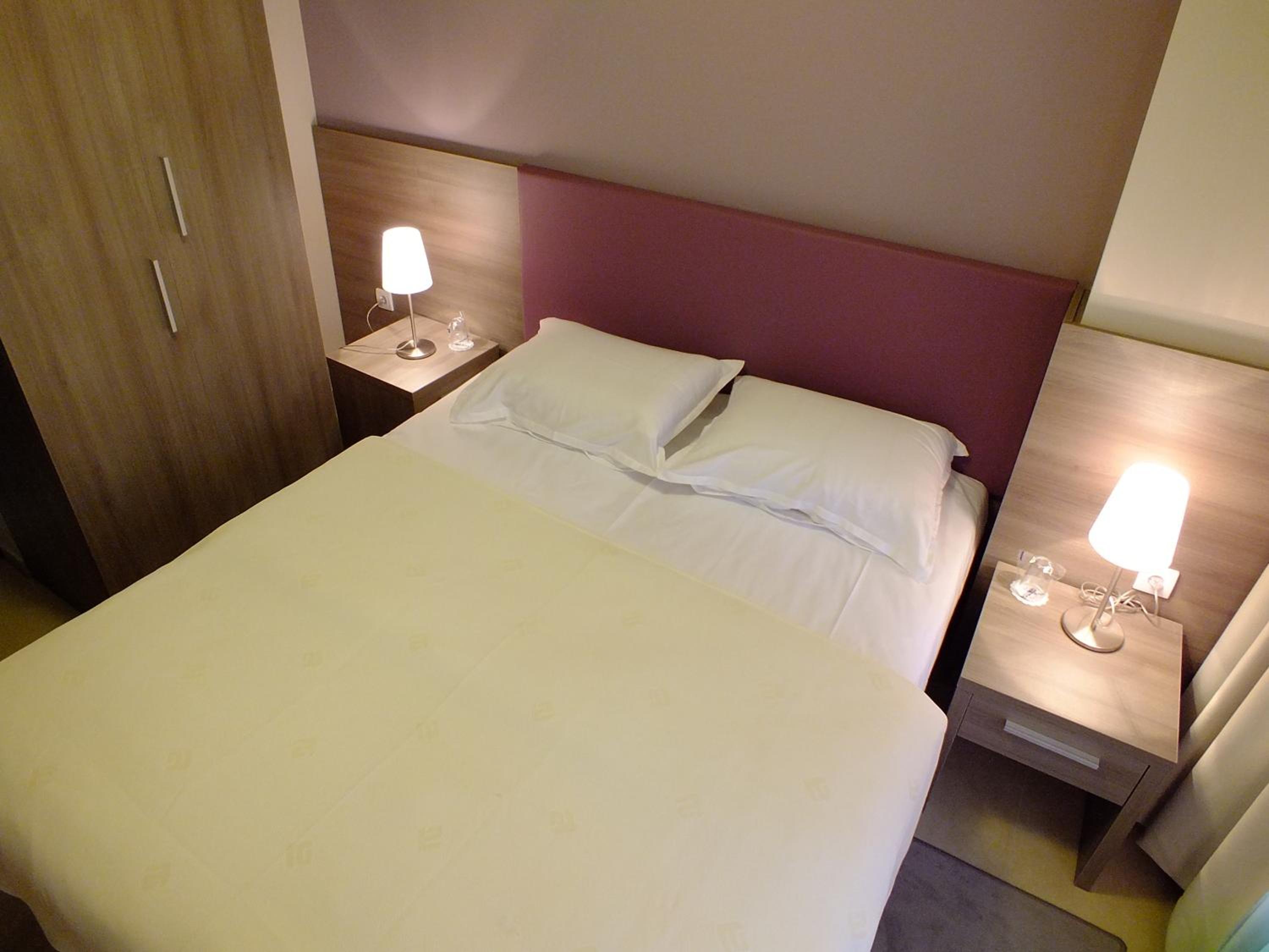 Double Room - Photo 6