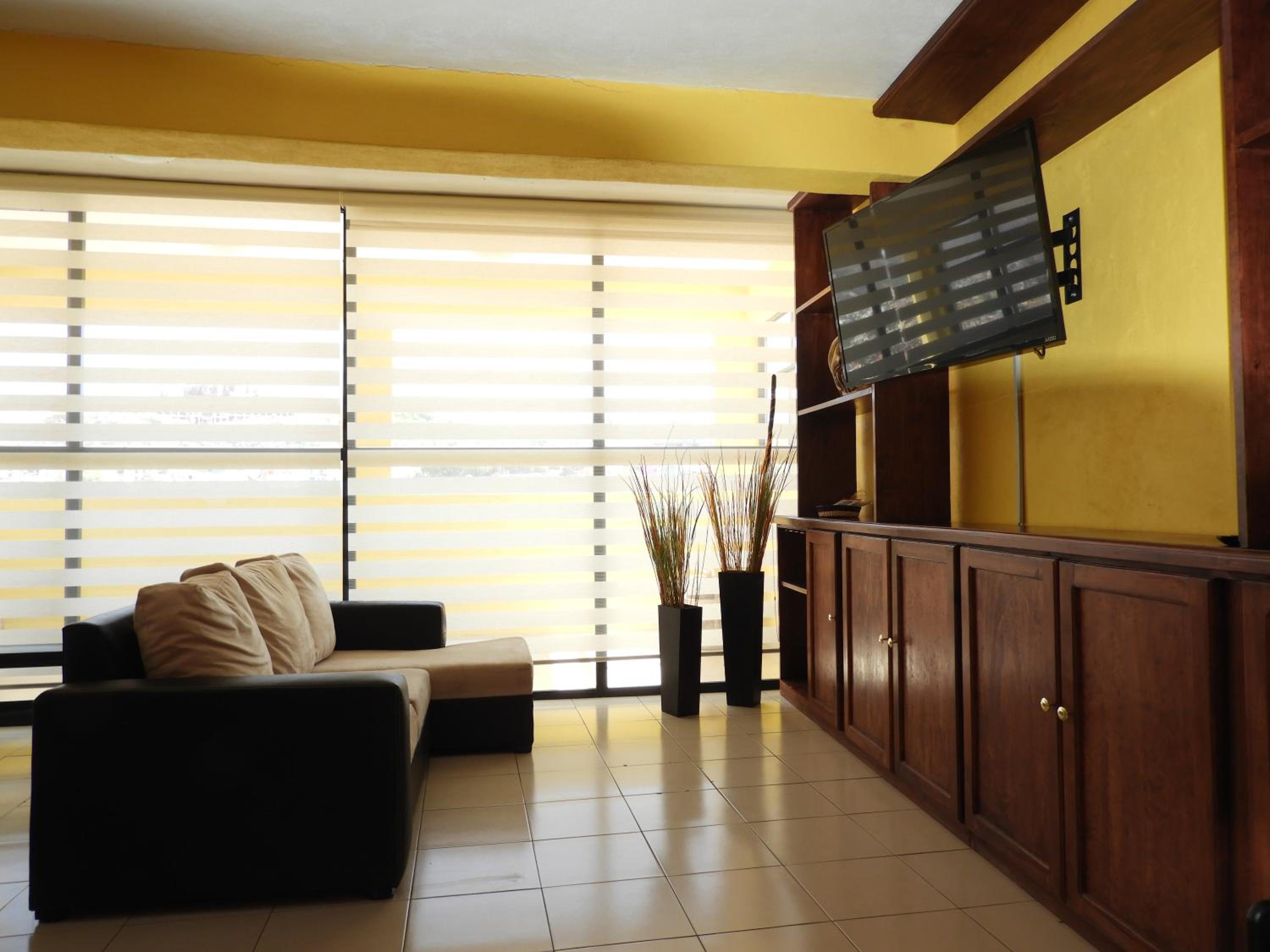 Suite with Balcony - Photo 8