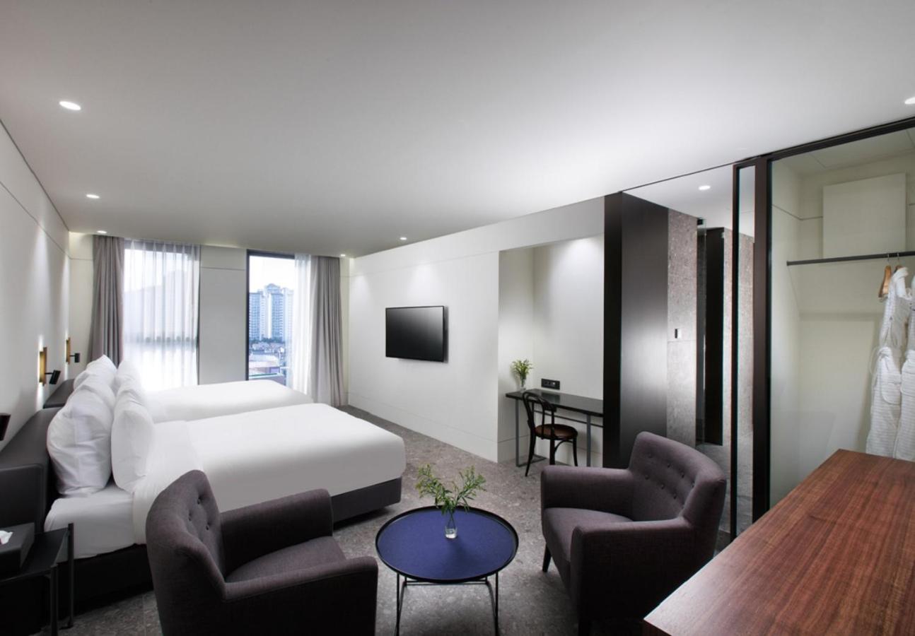 [Summer PKG for 4] Premier Twin Room with Breakfast and Swimming Pool Ticket for 1 Time Use