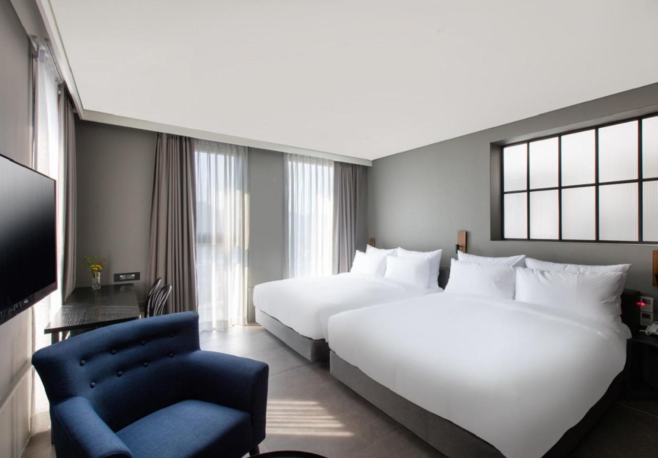 [Summer PKG for 4] Marine Suites with Breakfast and Swimming Pool Ticket for 1 Time Use