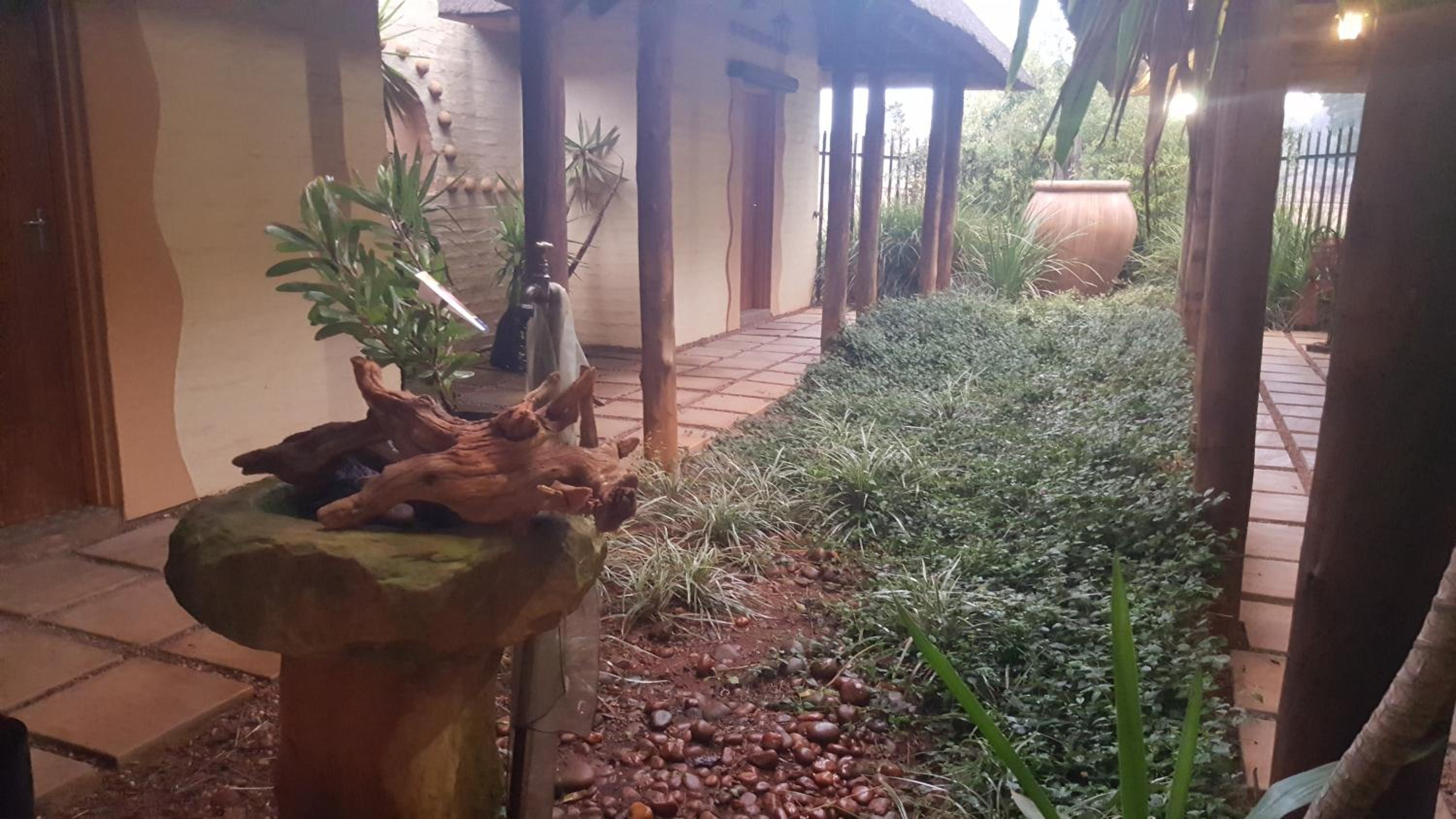 King Room with Garden View - Photo 16