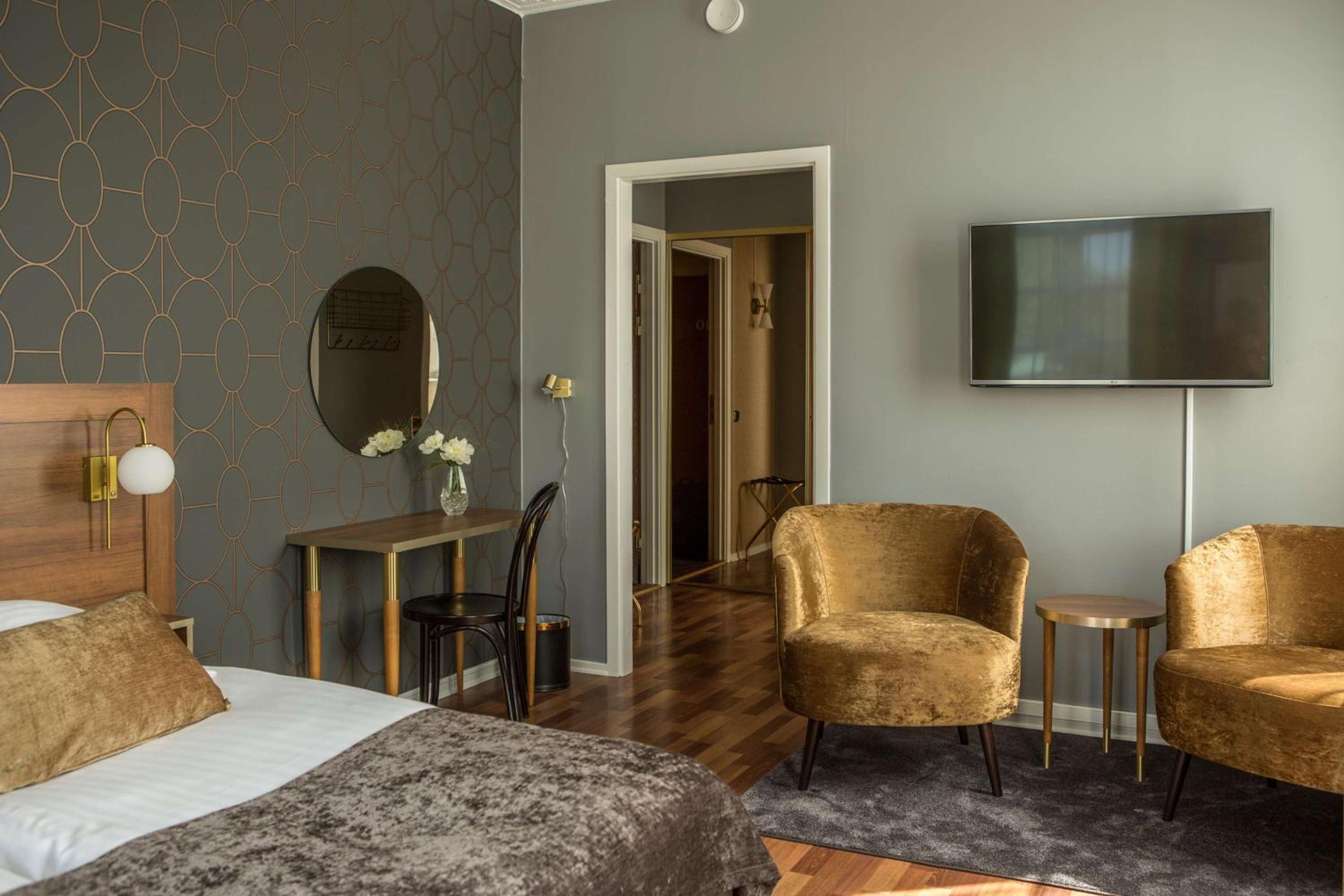 Deluxe King Room - Non-Smoking - Photo 4