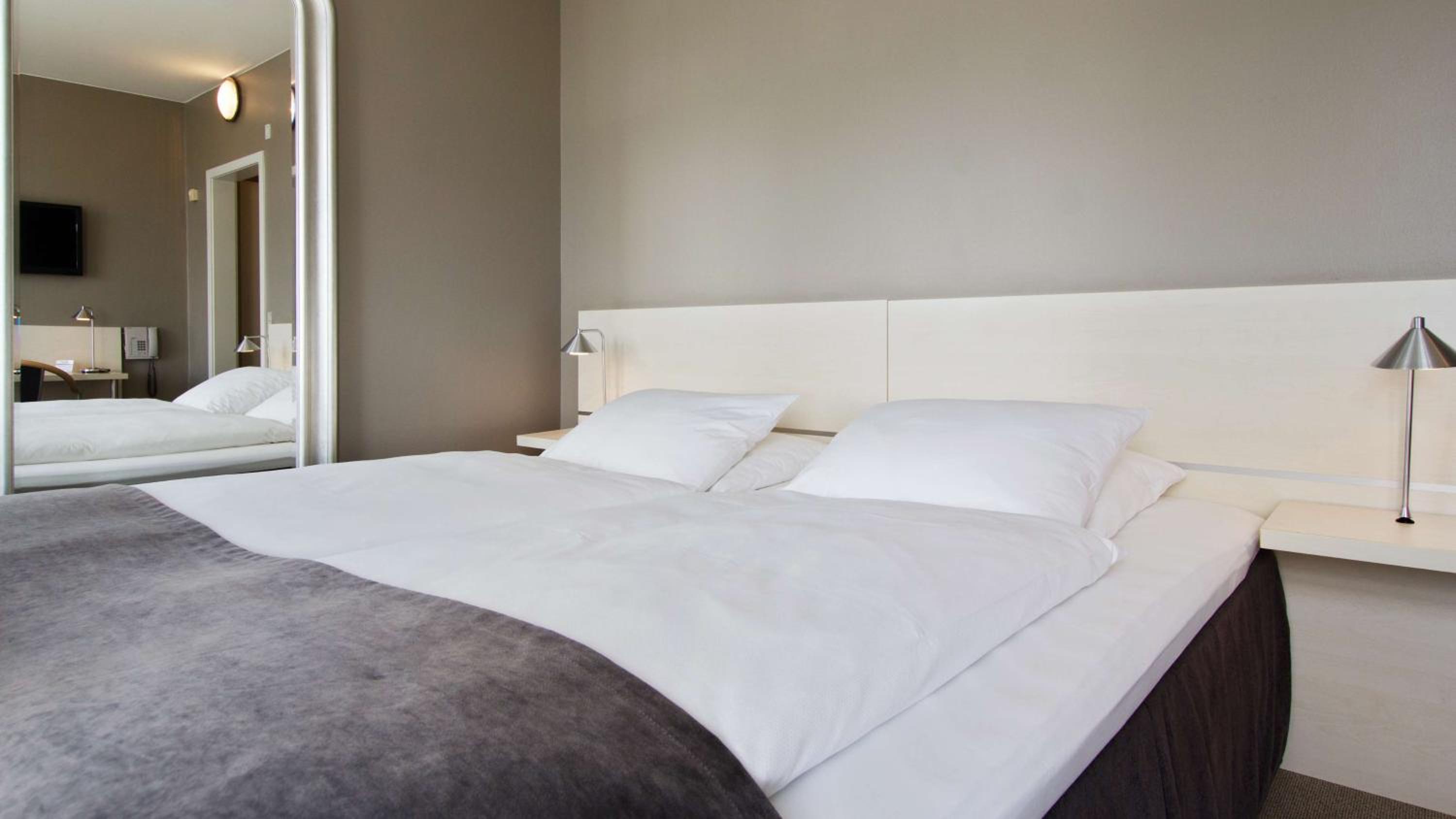 Standard Twin Room - Photo 1