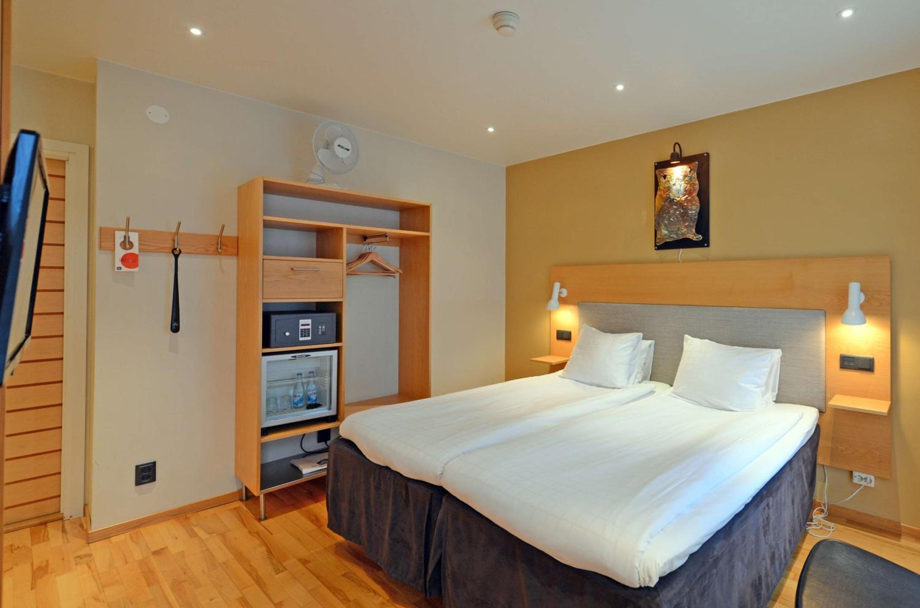Twin Room - Non-Smoking - Photo 3
