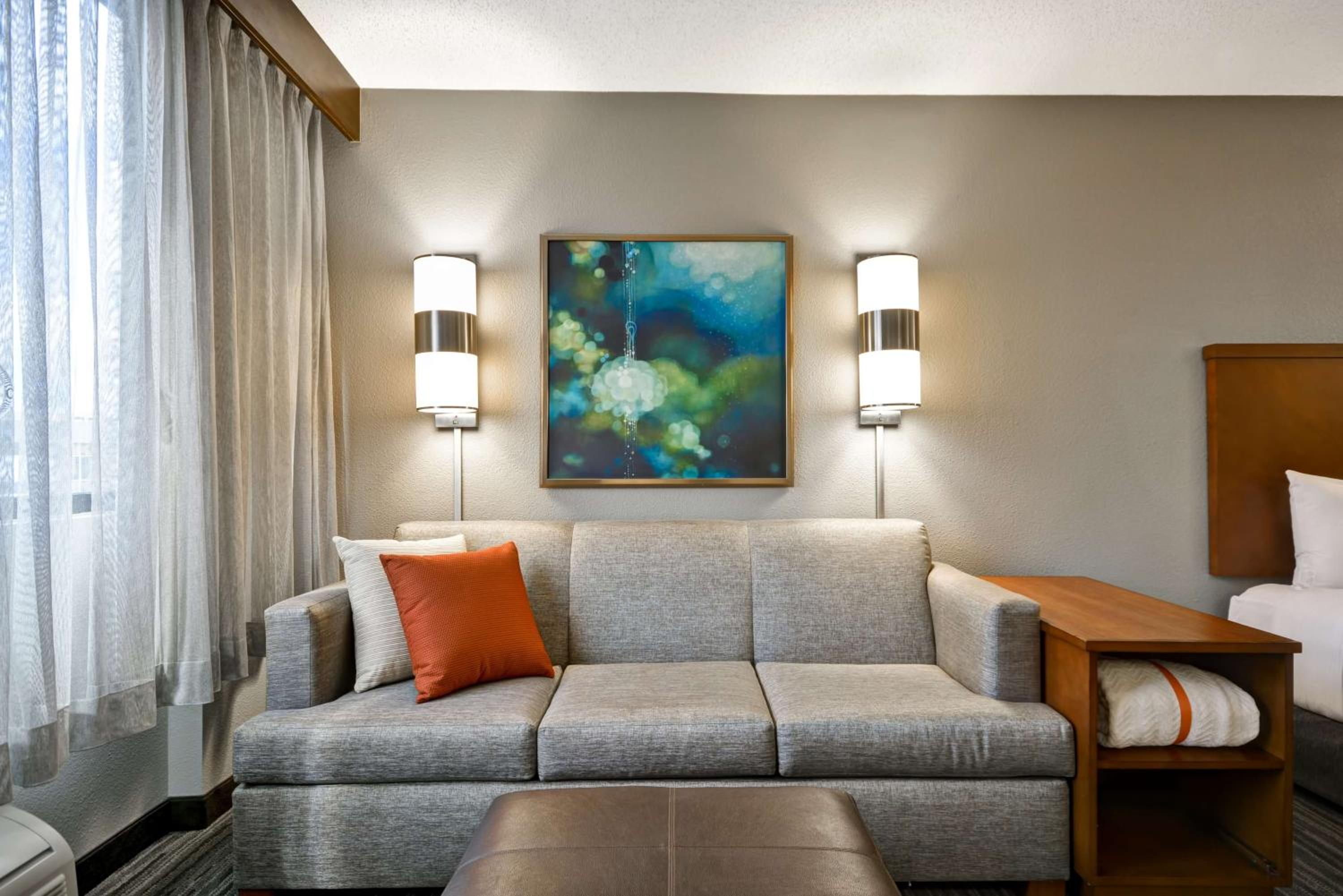 King Room with Sofa Bed - High Floor photo 3
