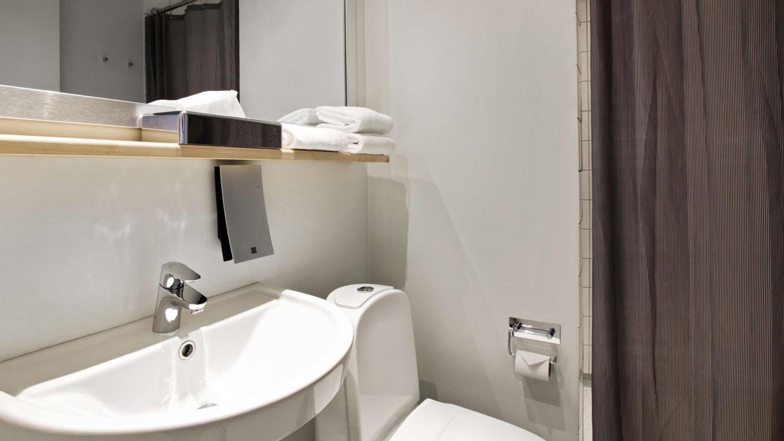 Standard Twin Room - Photo 5