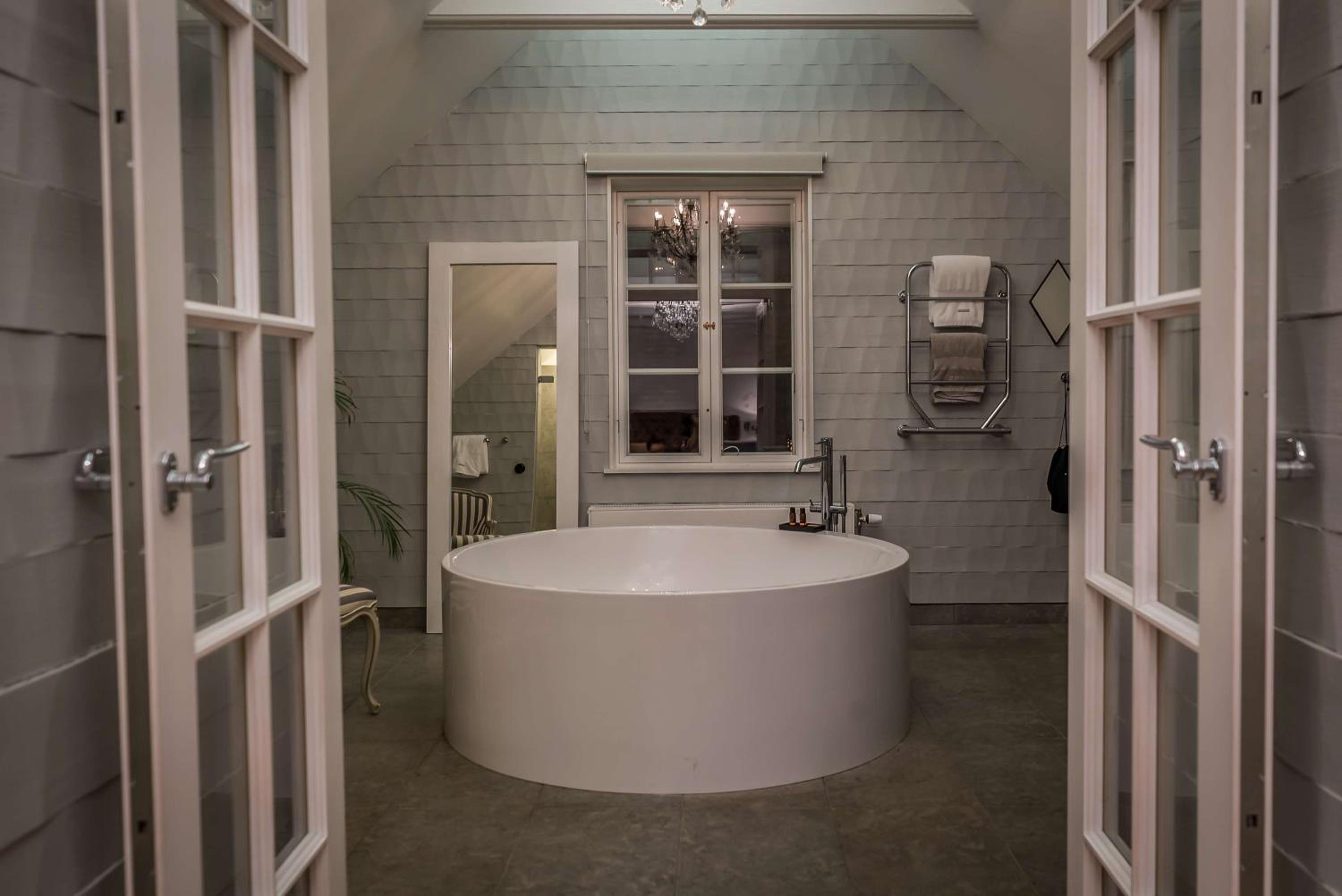 King Suite with Bathtub - Photo 30