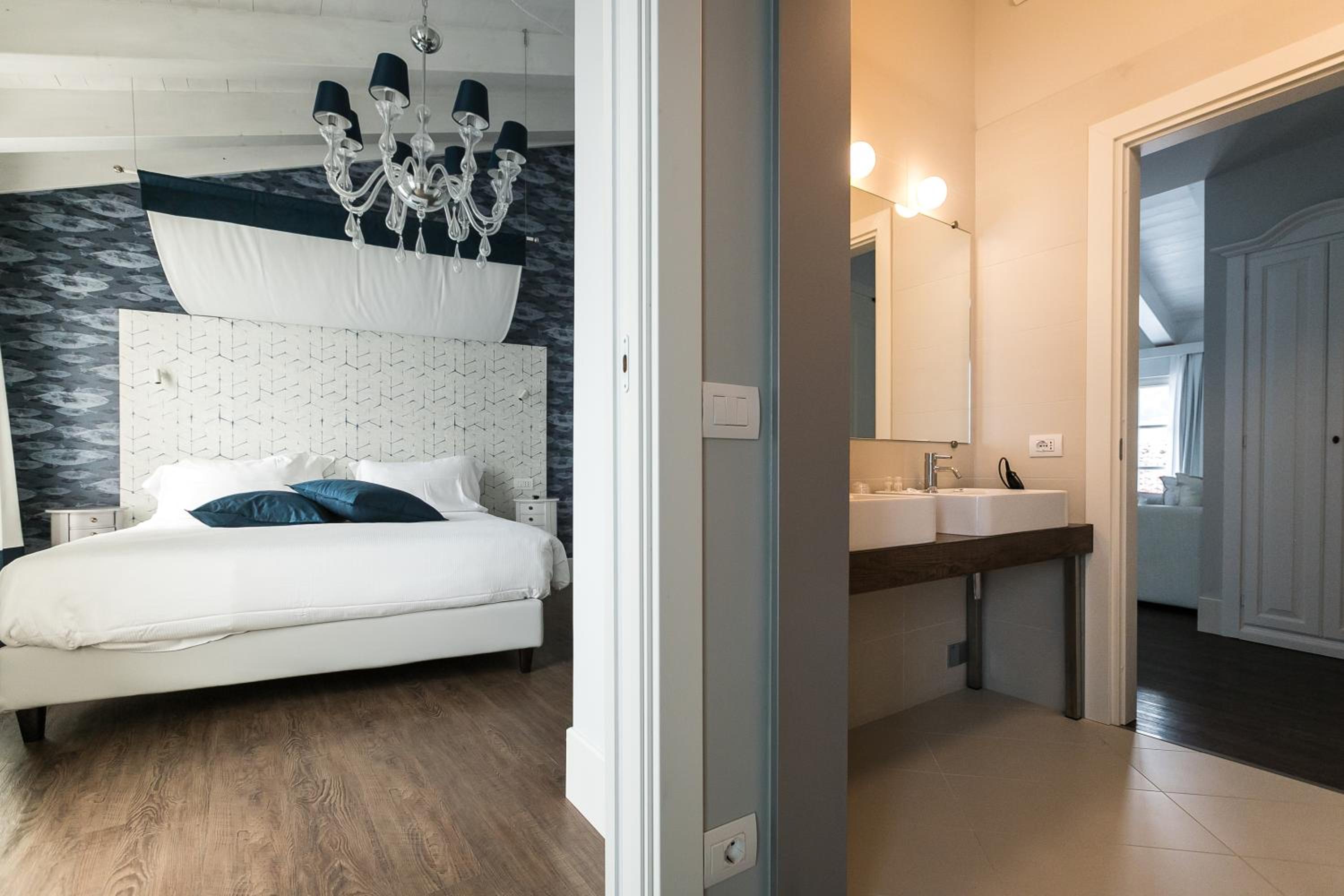 Executive Suite - Photo 14