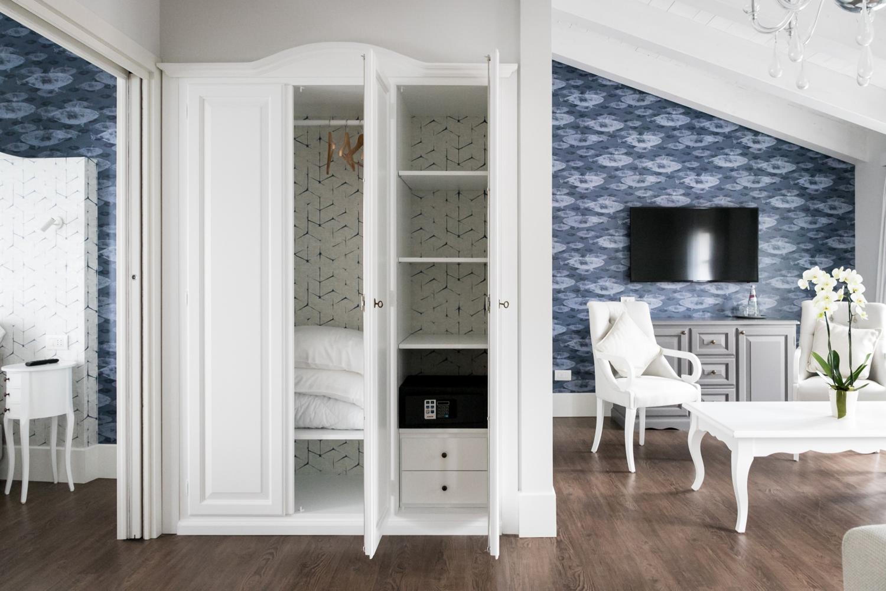 Executive Suite - Photo 15