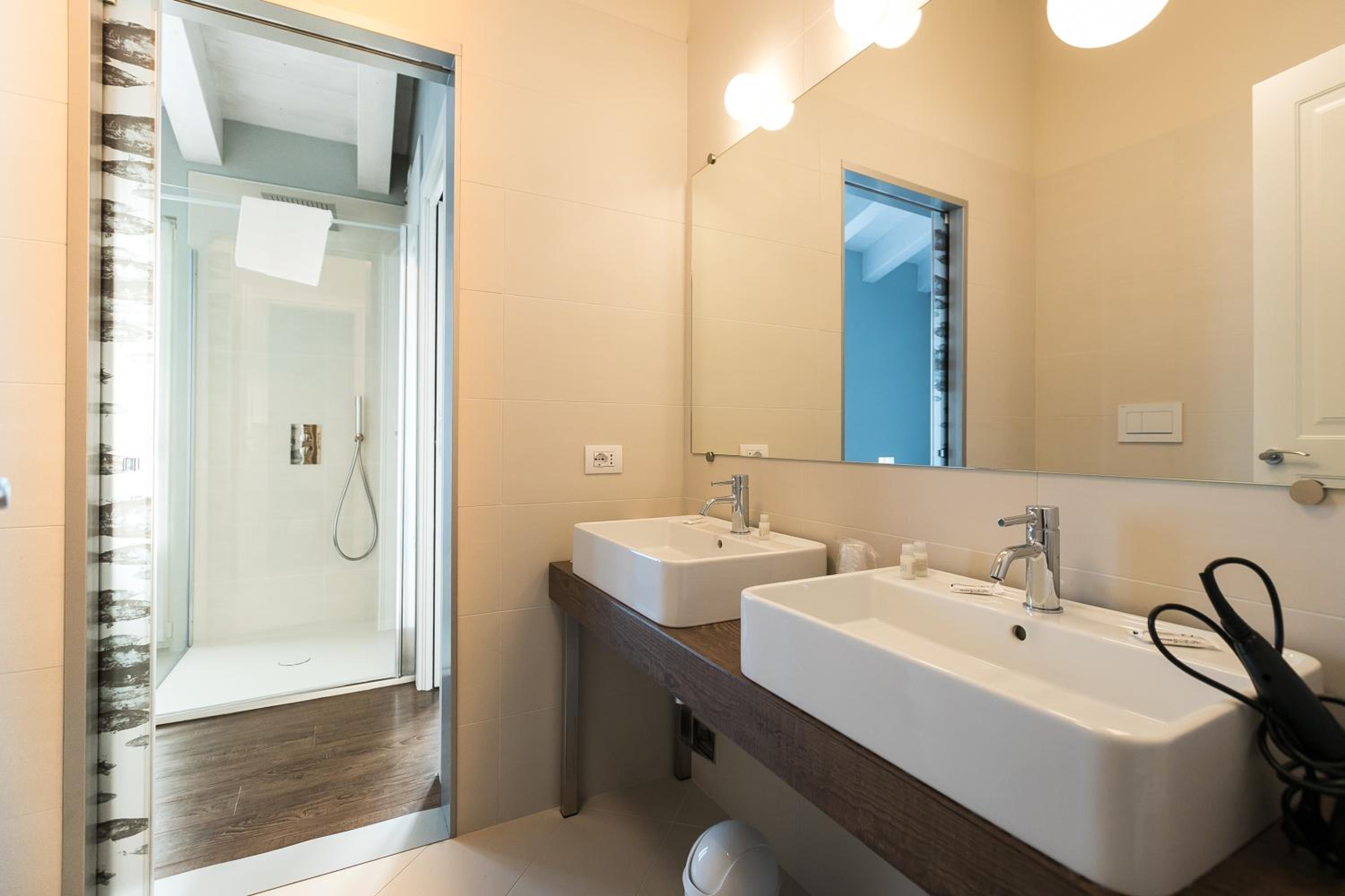 Executive Suite - Photo 16