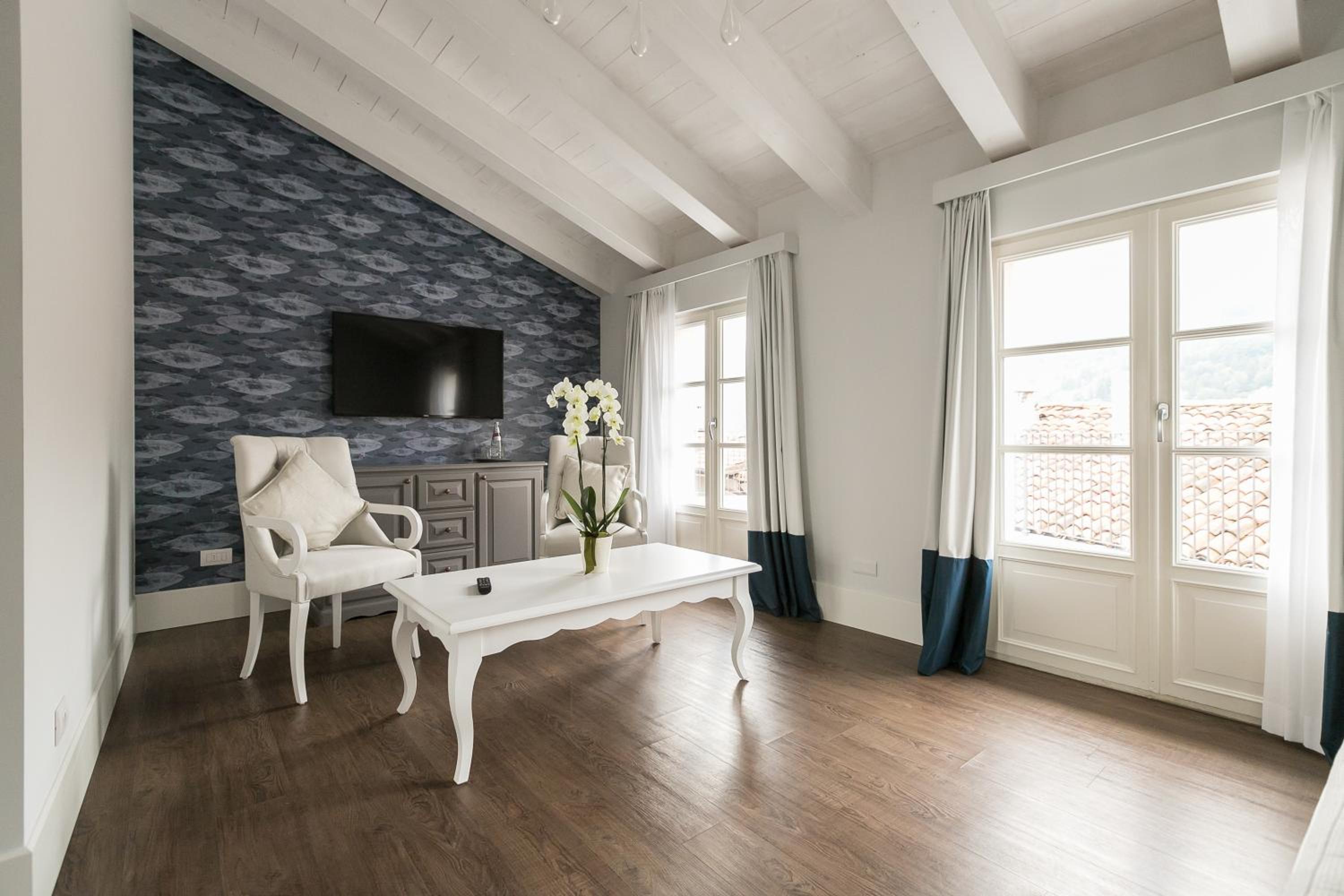 Executive Suite - Photo 3