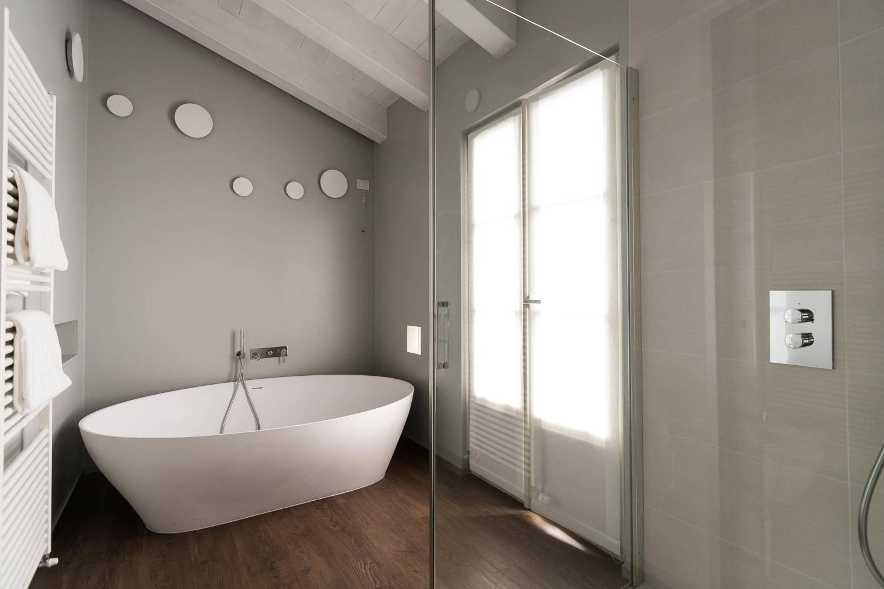 Executive Suite - Photo 6
