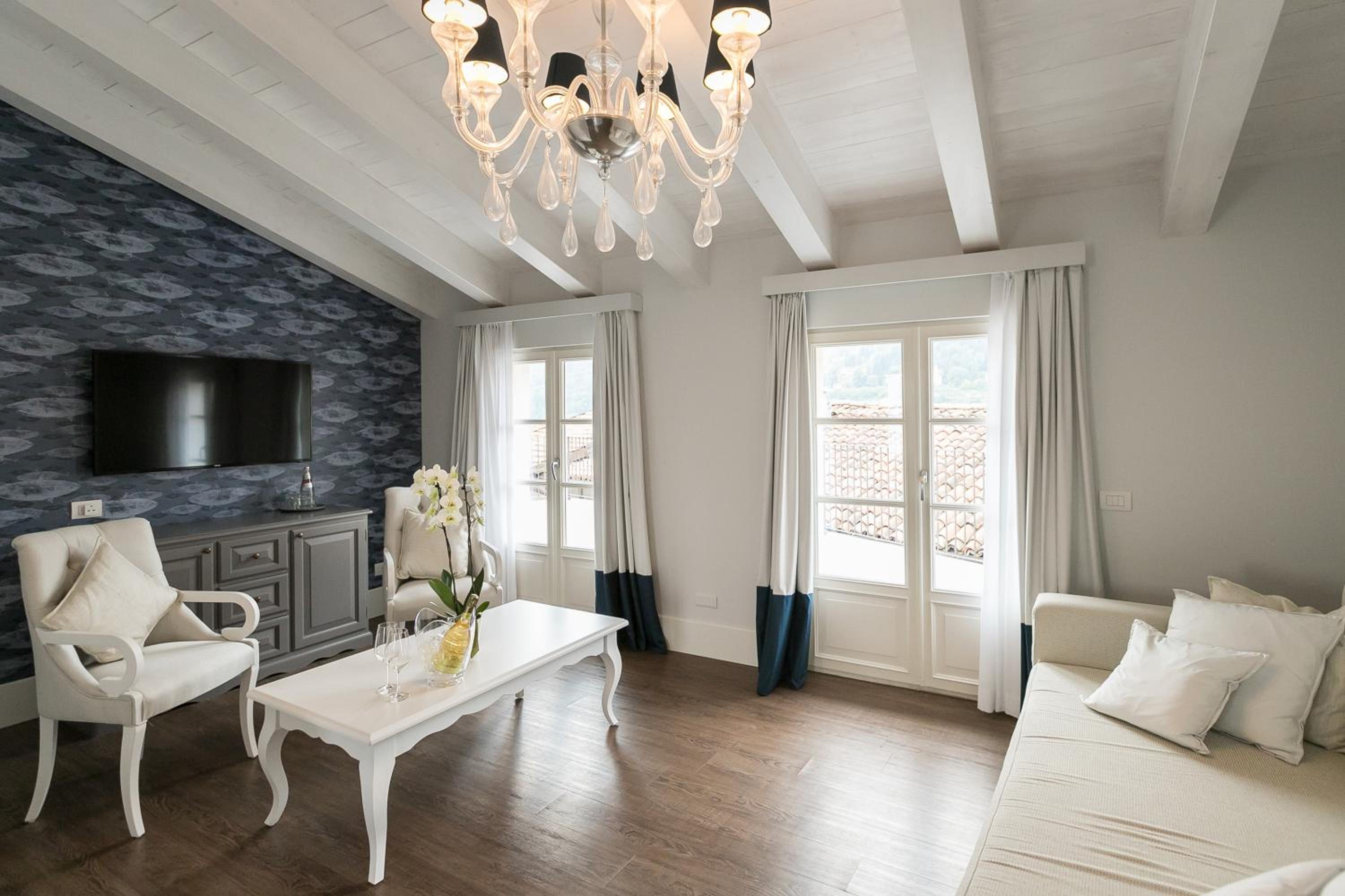Executive Suite - Photo 8