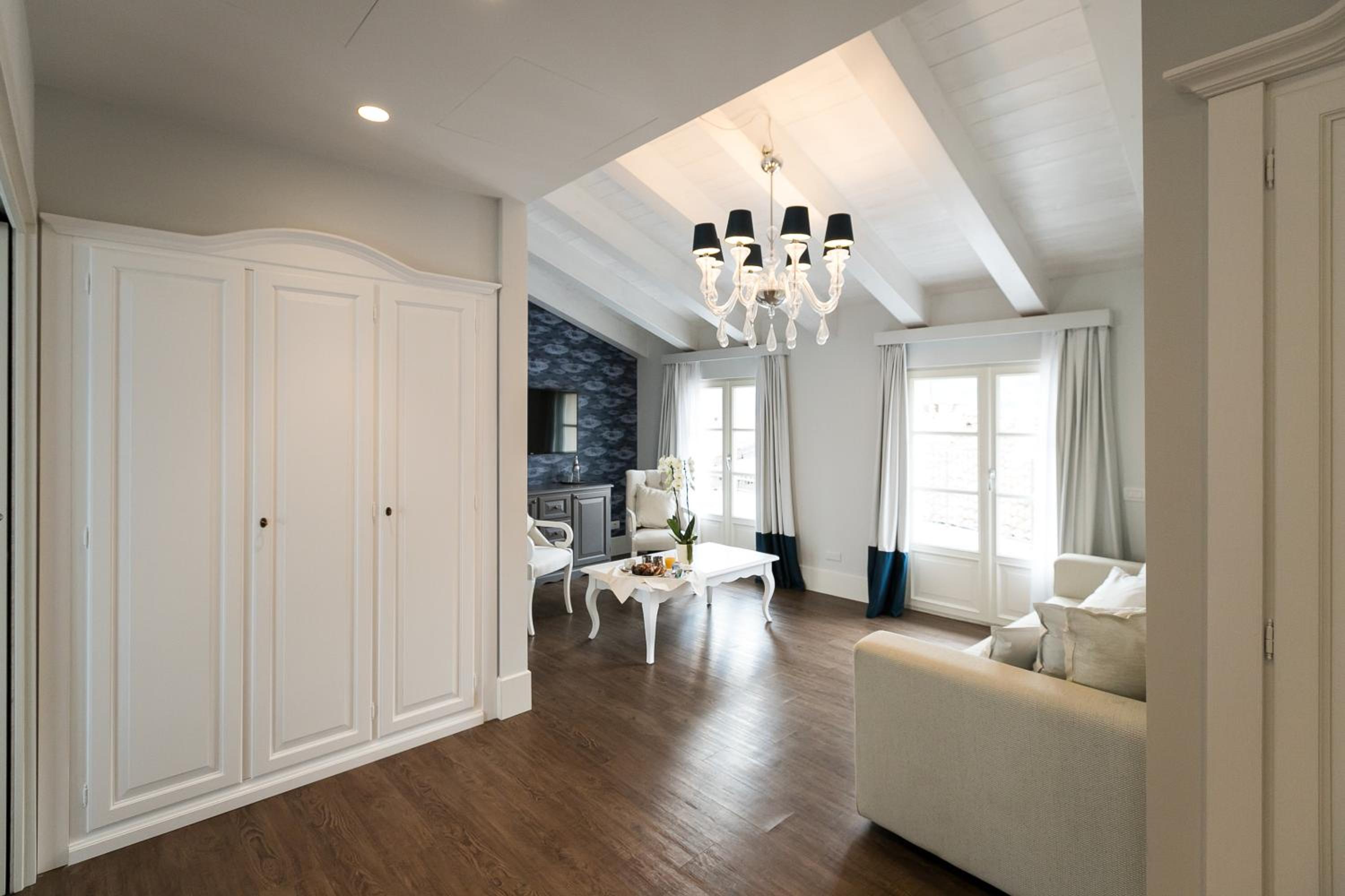 Executive Suite - Photo 5