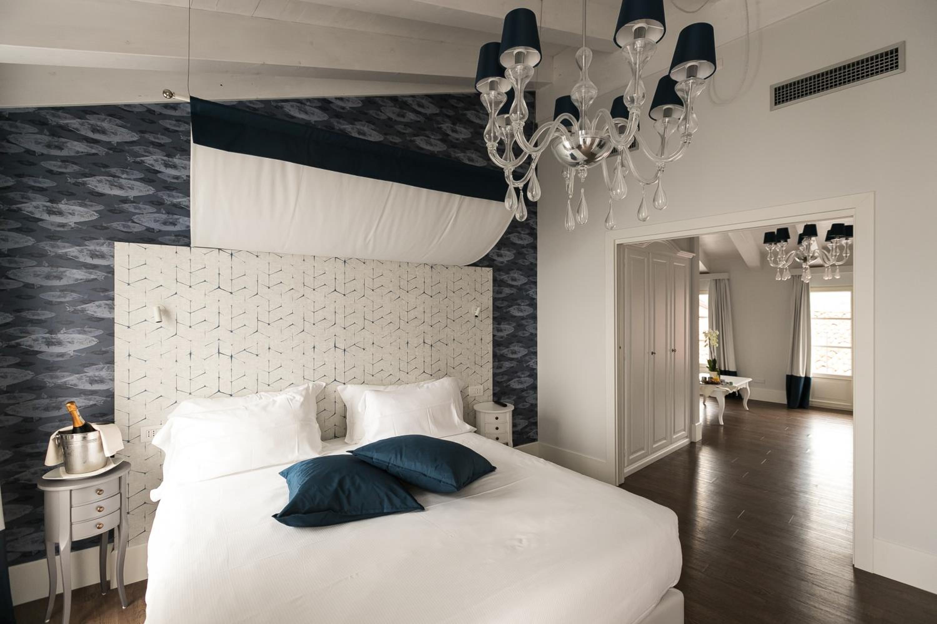 Executive Suite - Photo 1