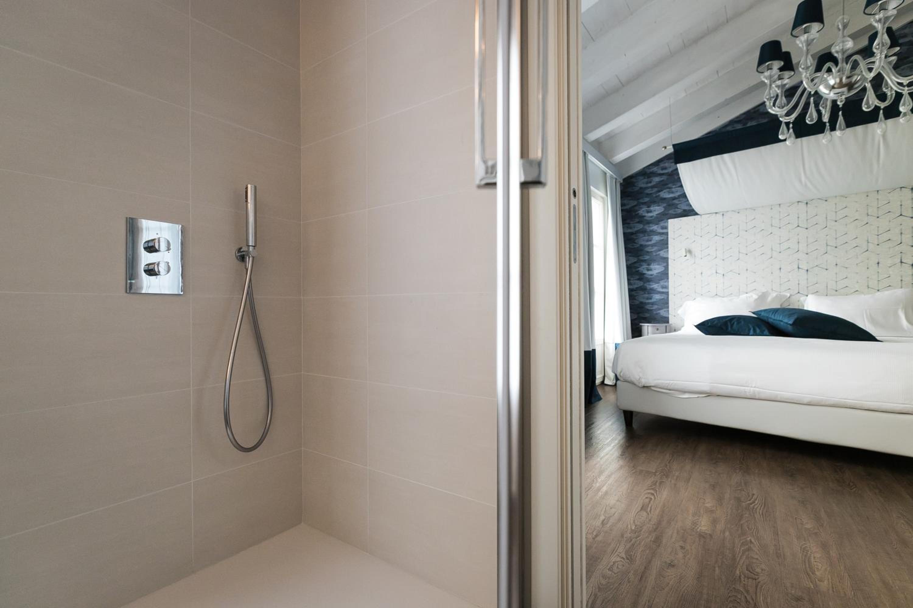 Executive Suite - Photo 10