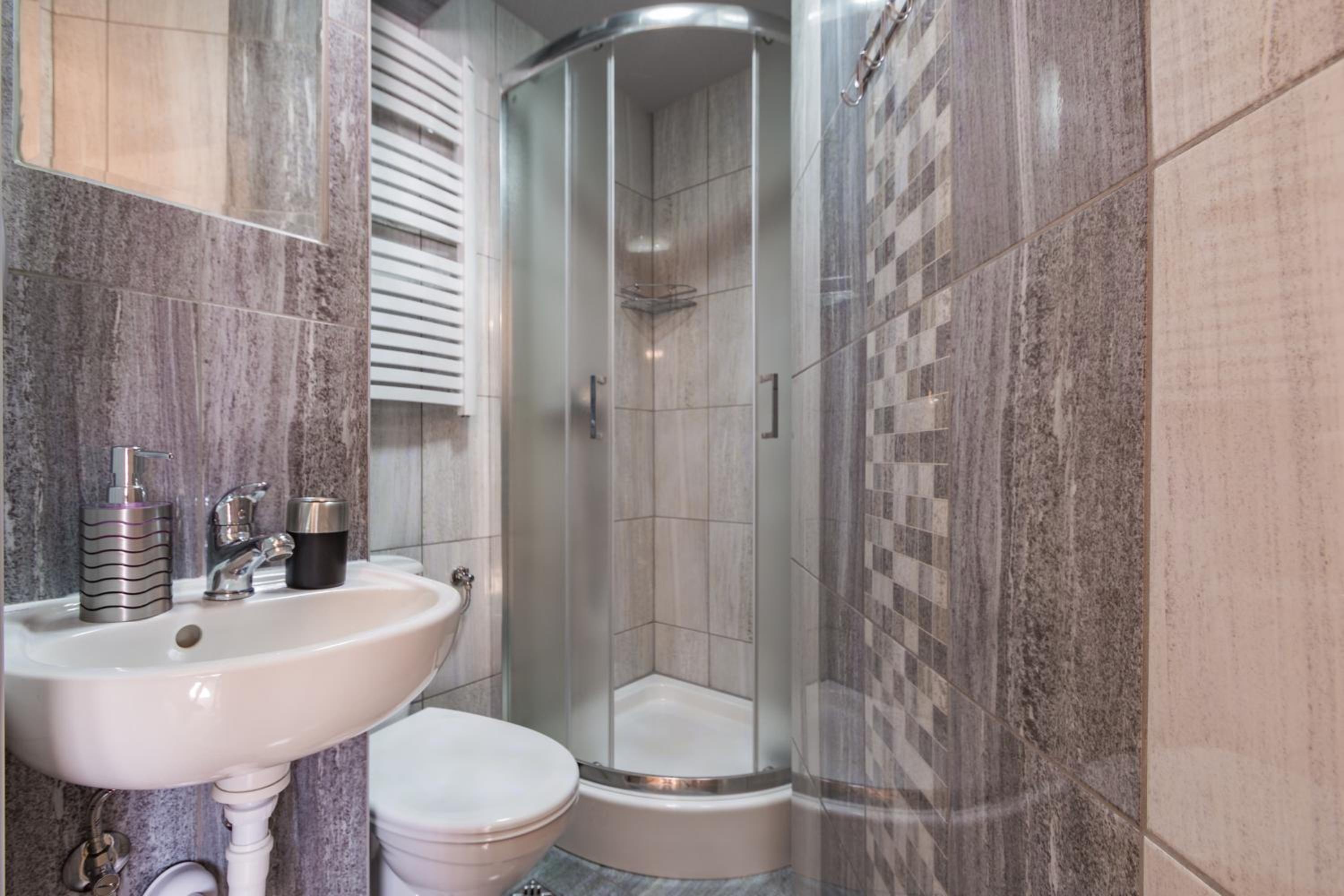 Double or Twin Room with Private Bathroom - Photo 3
