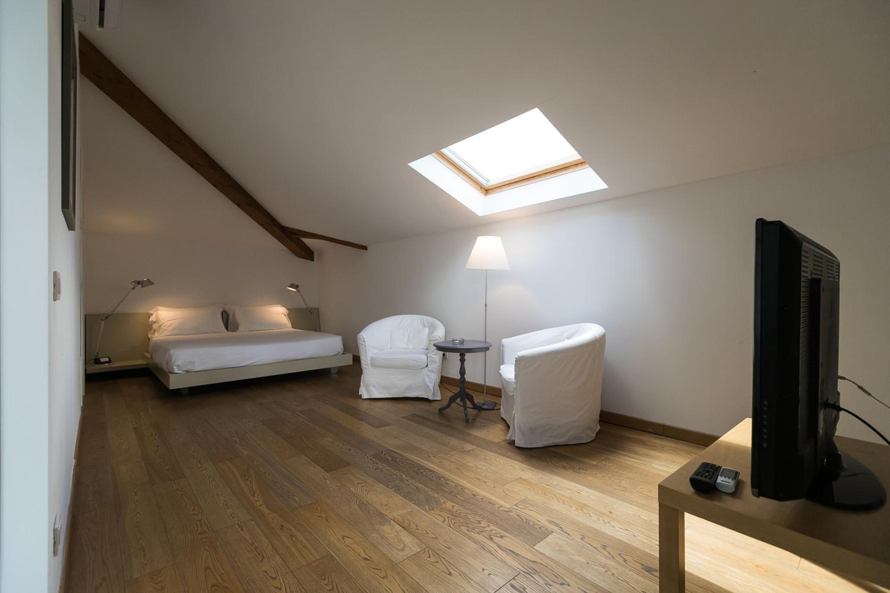 Junior Suite with Balcony - Photo 23