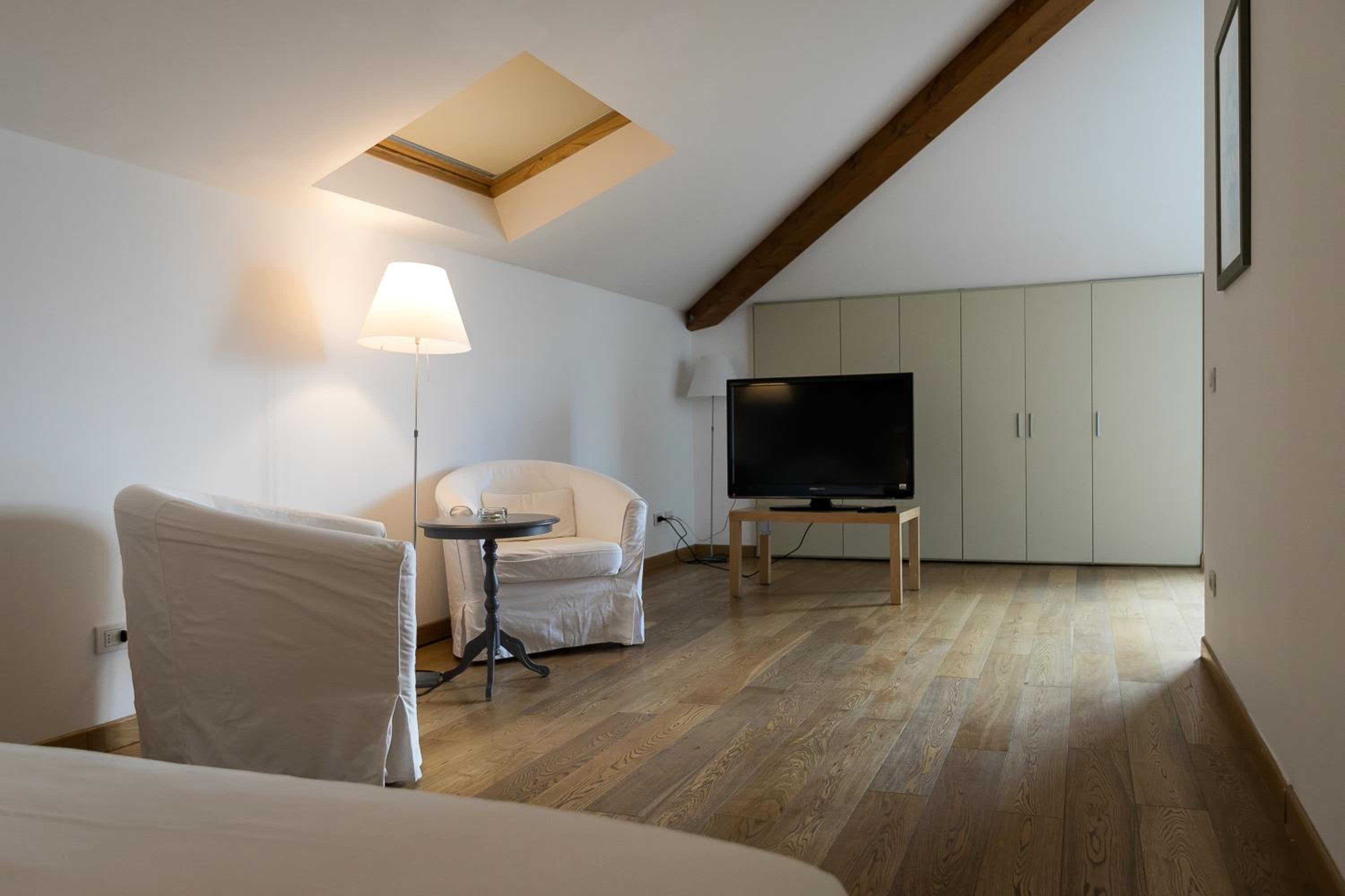 Junior Suite with Balcony - Photo 22