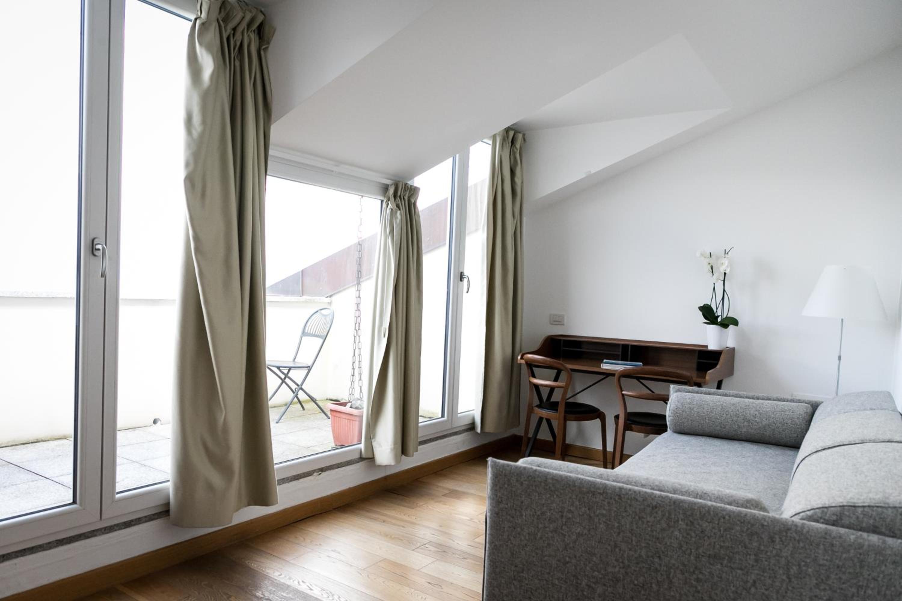 Junior Suite with Balcony - Photo 21