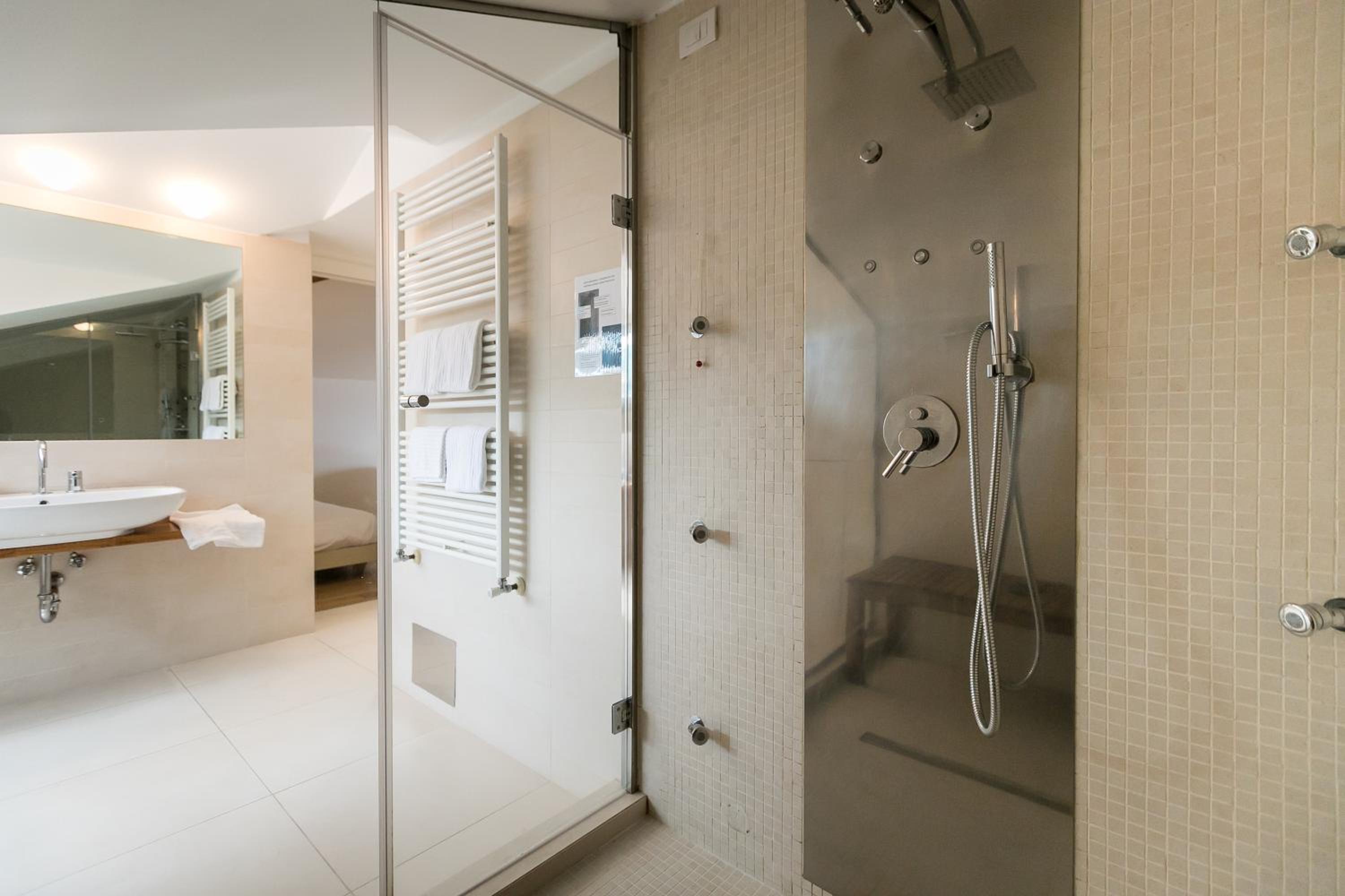 Junior Suite with Balcony - Photo 20