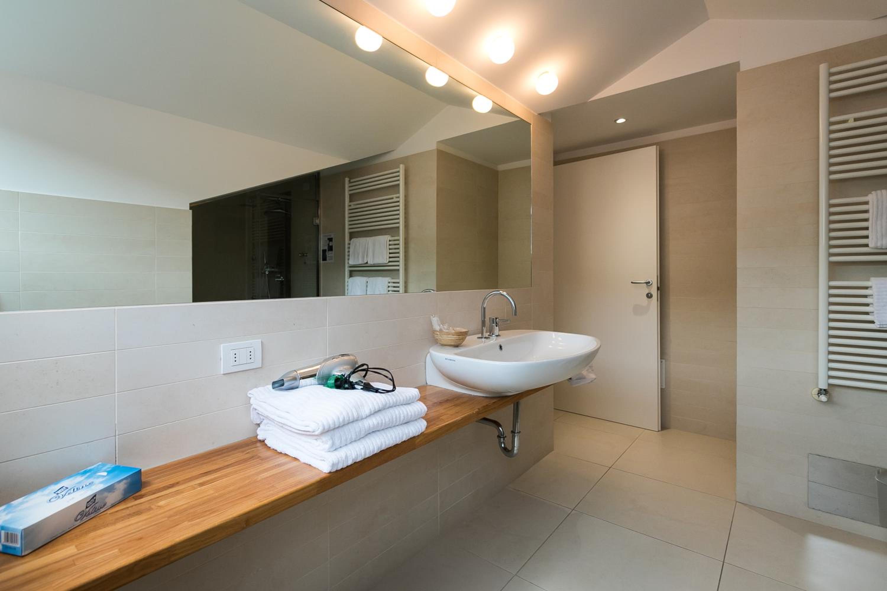 Junior Suite with Balcony - Photo 17
