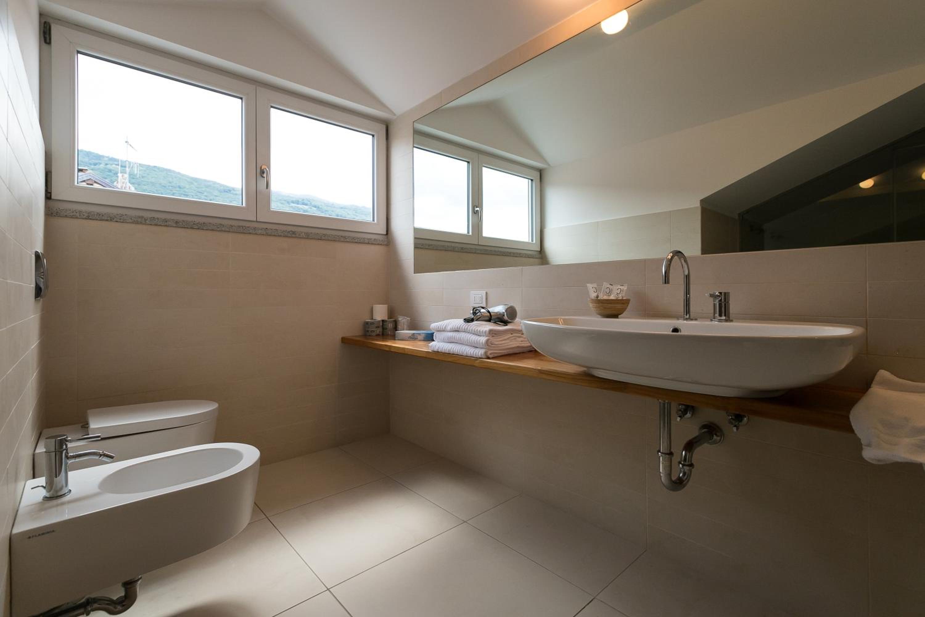 Junior Suite with Balcony - Photo 2
