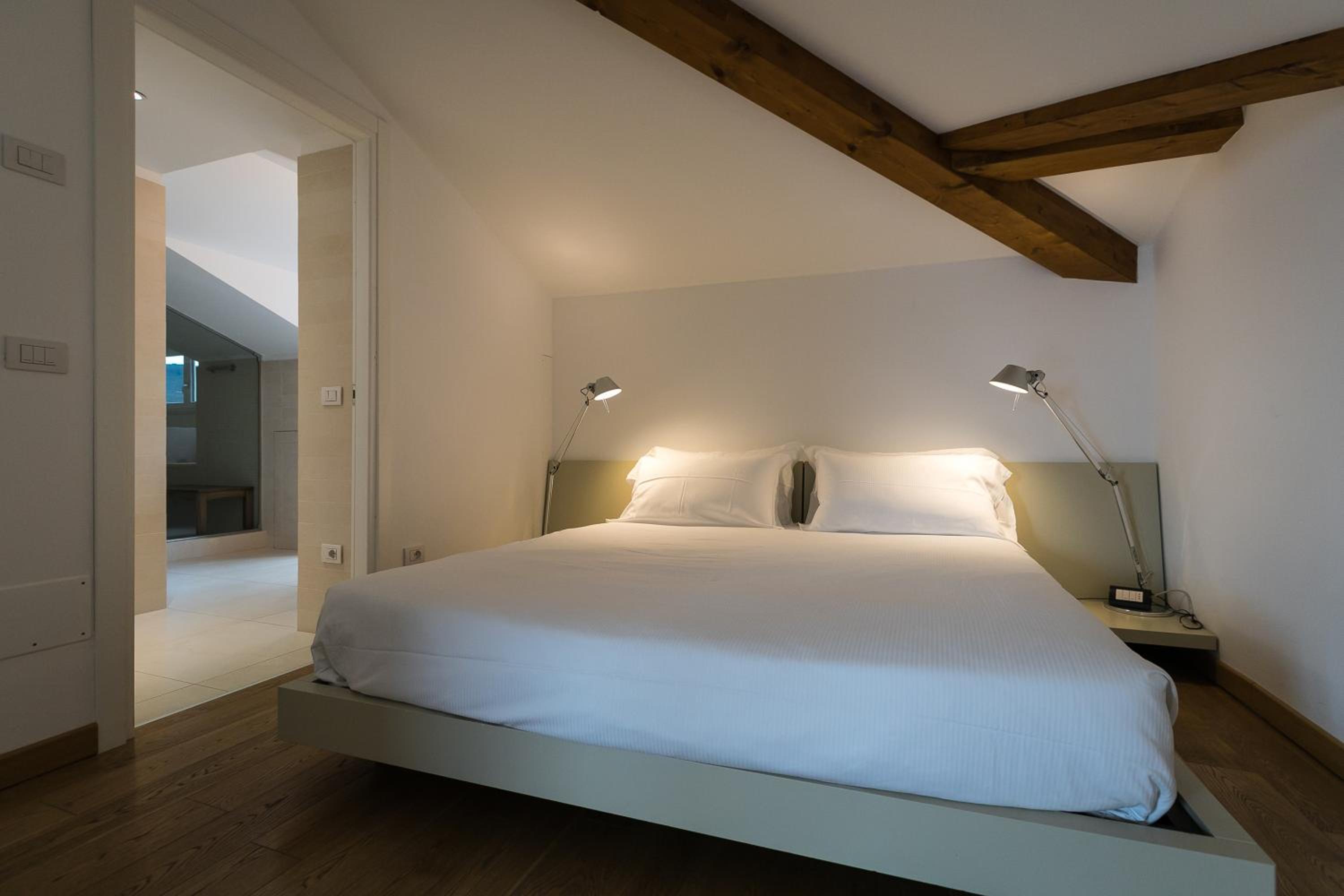 Junior Suite with Balcony - Photo 13