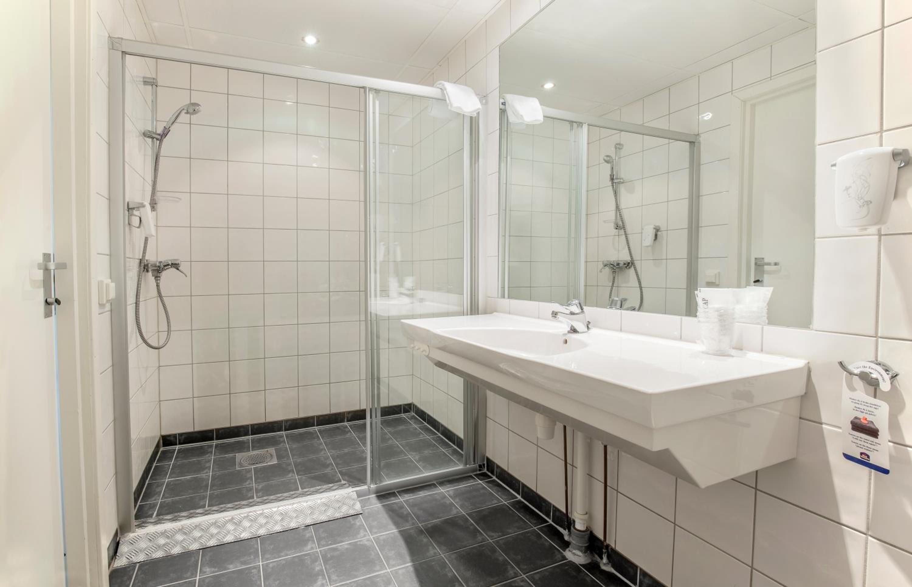 Triple Room with Three Single Beds - Photo 2