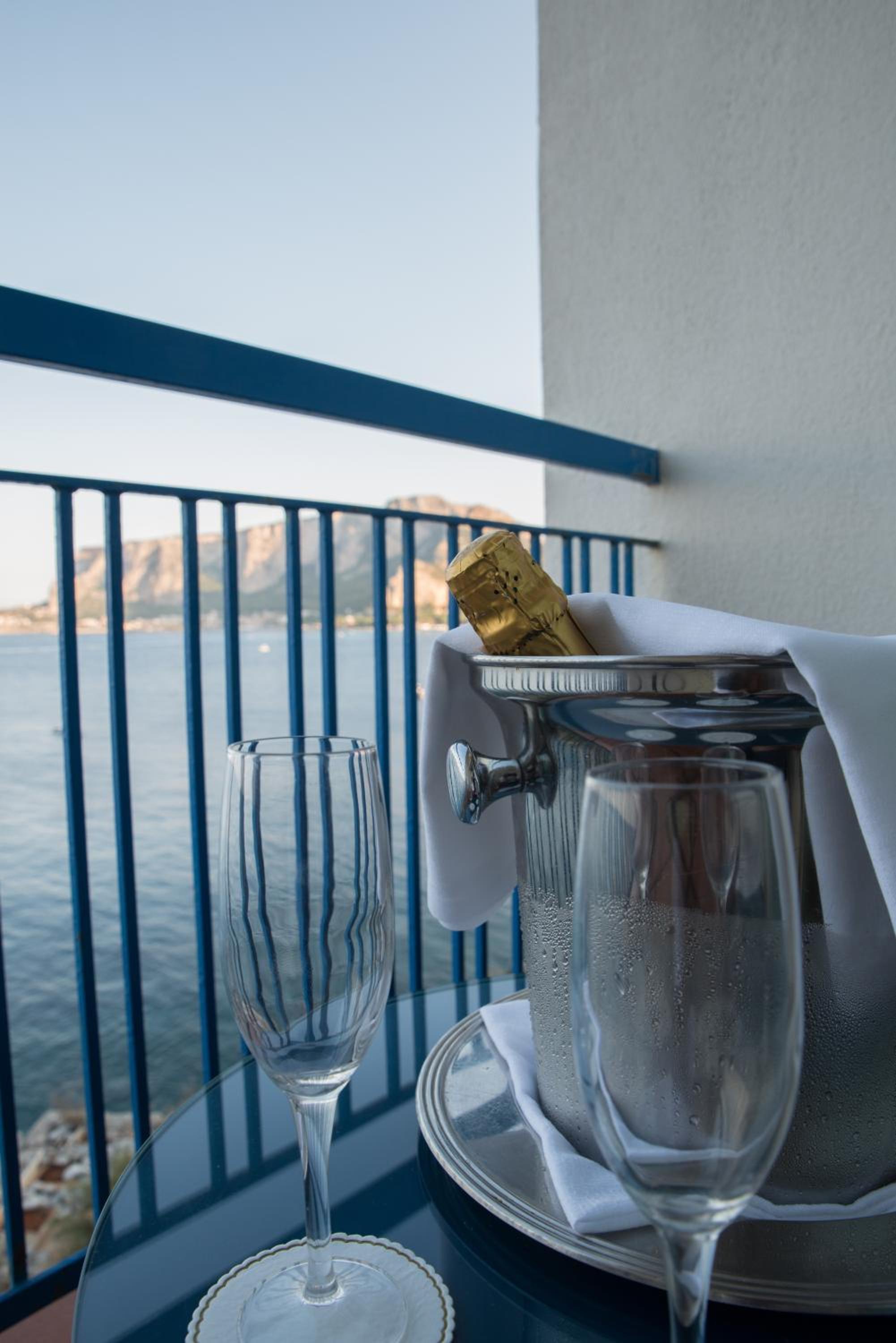 Deluxe Suite with Sea View - Photo 3