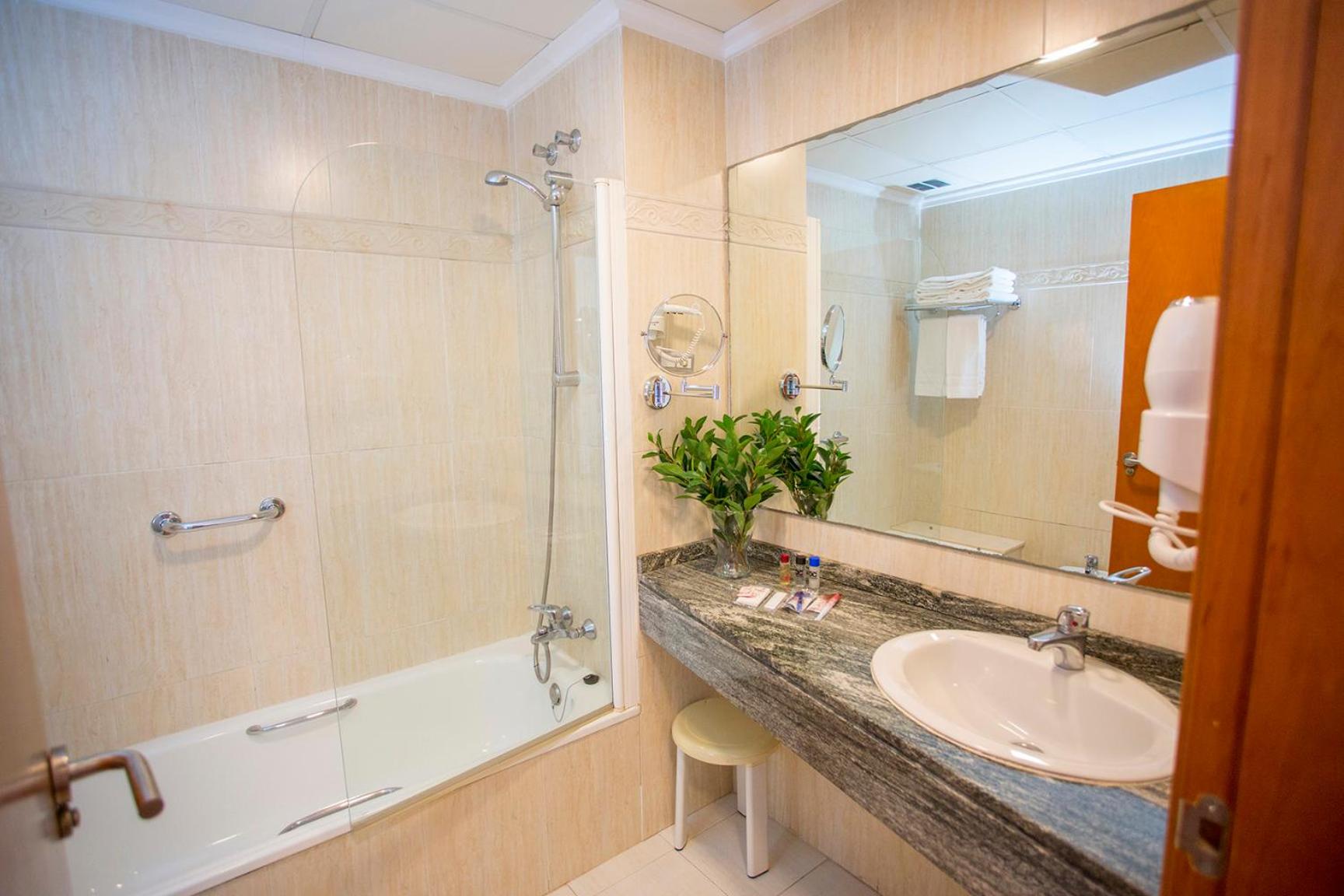 Double Room with Extra Bed (2 Adults + 1 Child) photo 3