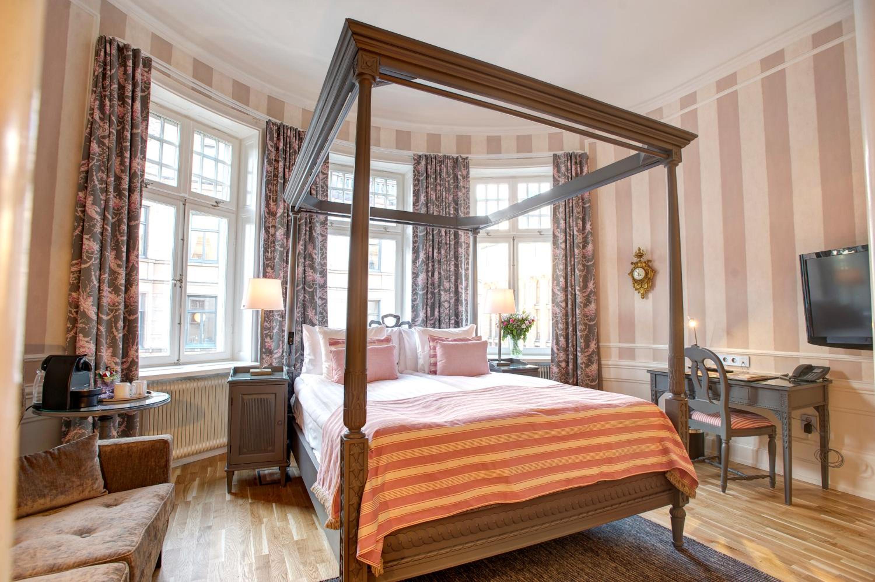 Deluxe Queen Room with Bath Tub - Photo 8