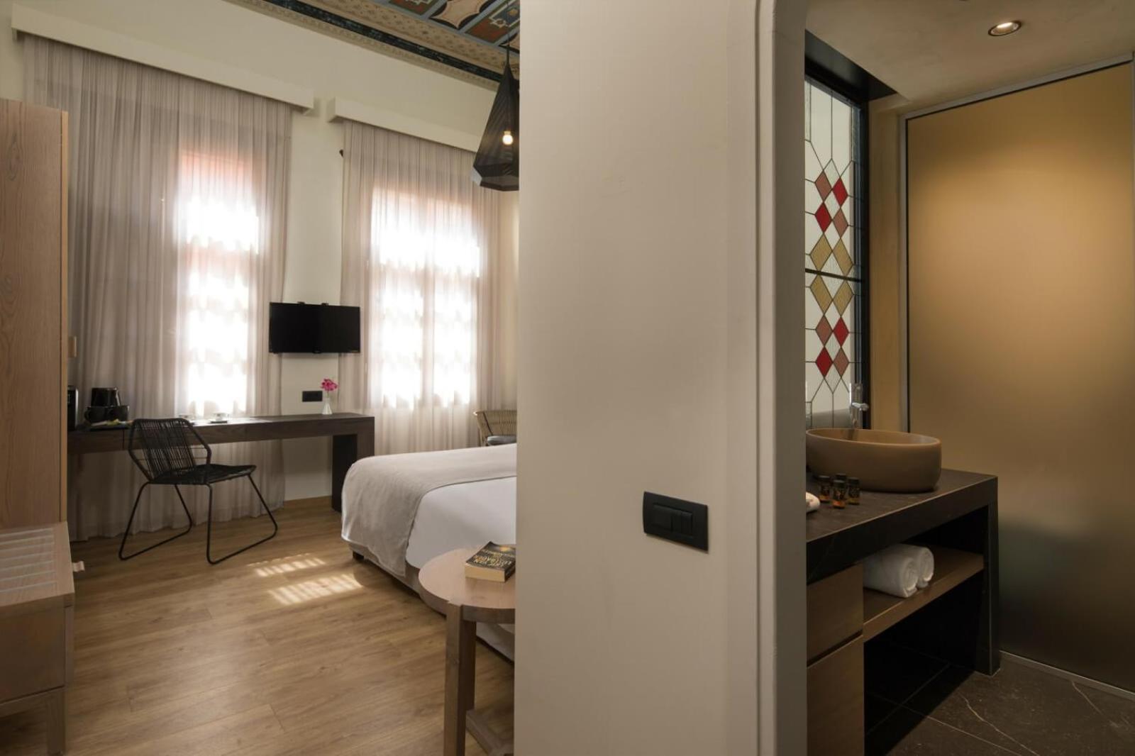 Budget Double Room - Photo 12