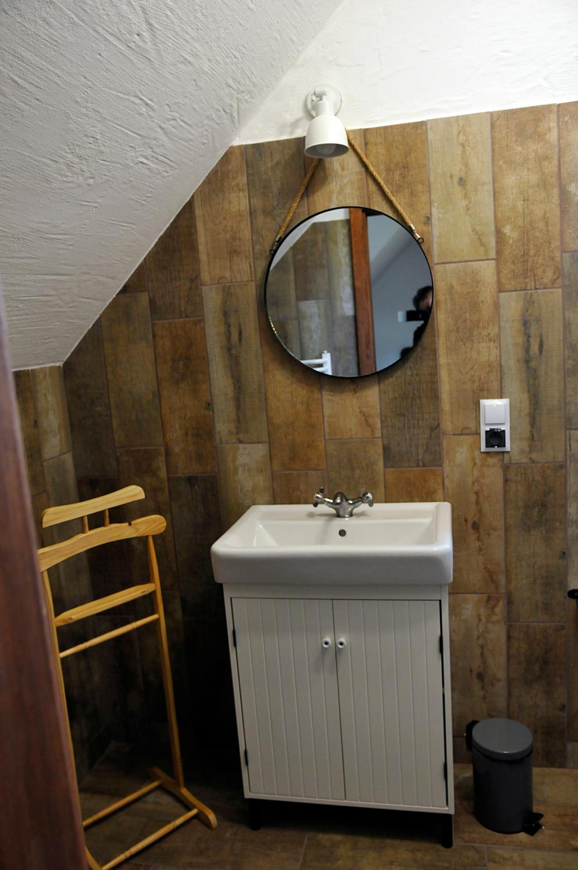 Deluxe Double Room (2 Adults + 1 Child) - Photo 3
