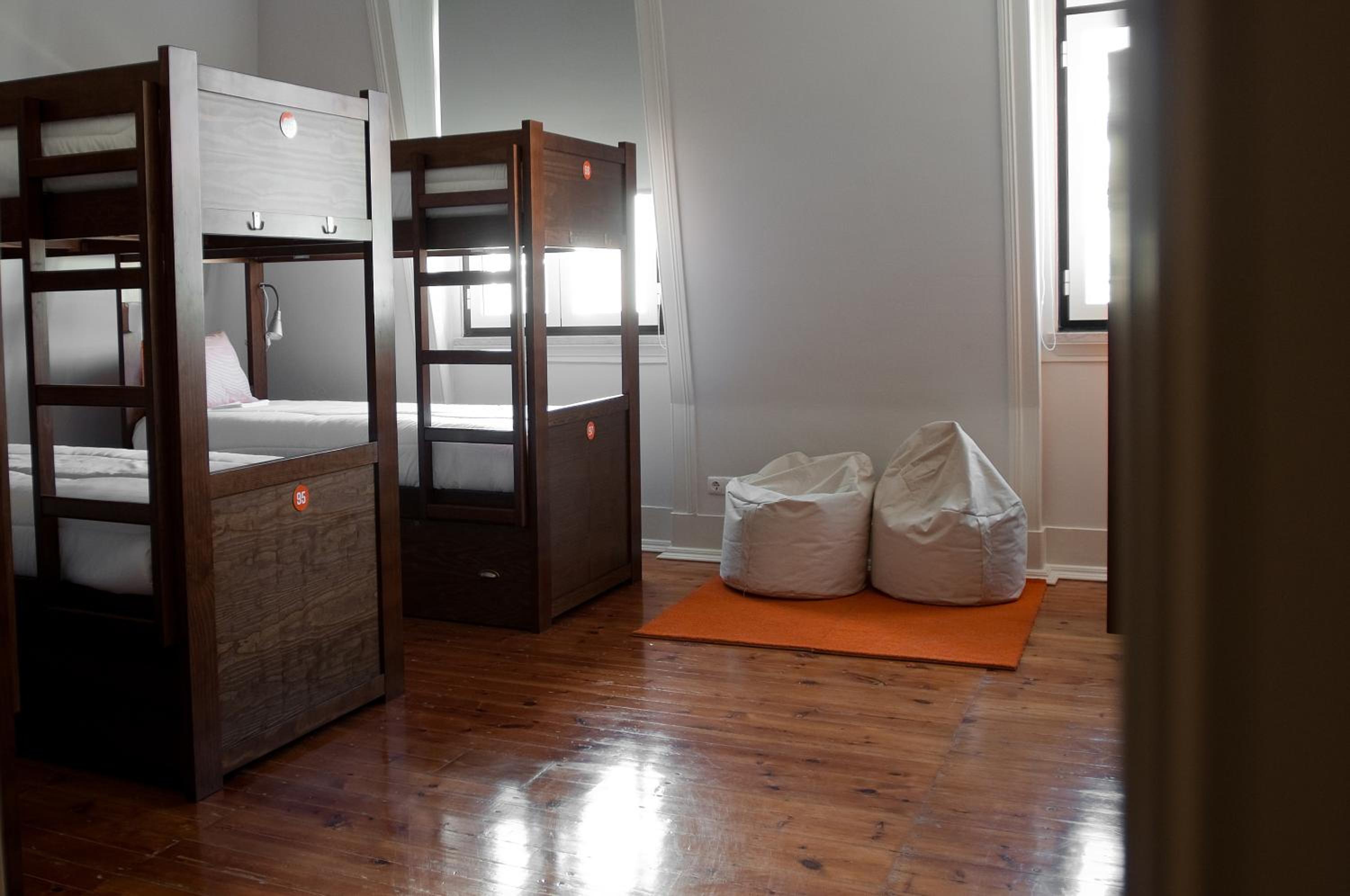 Bed in 6-Bed Female Dormitory Room with River View photo 1