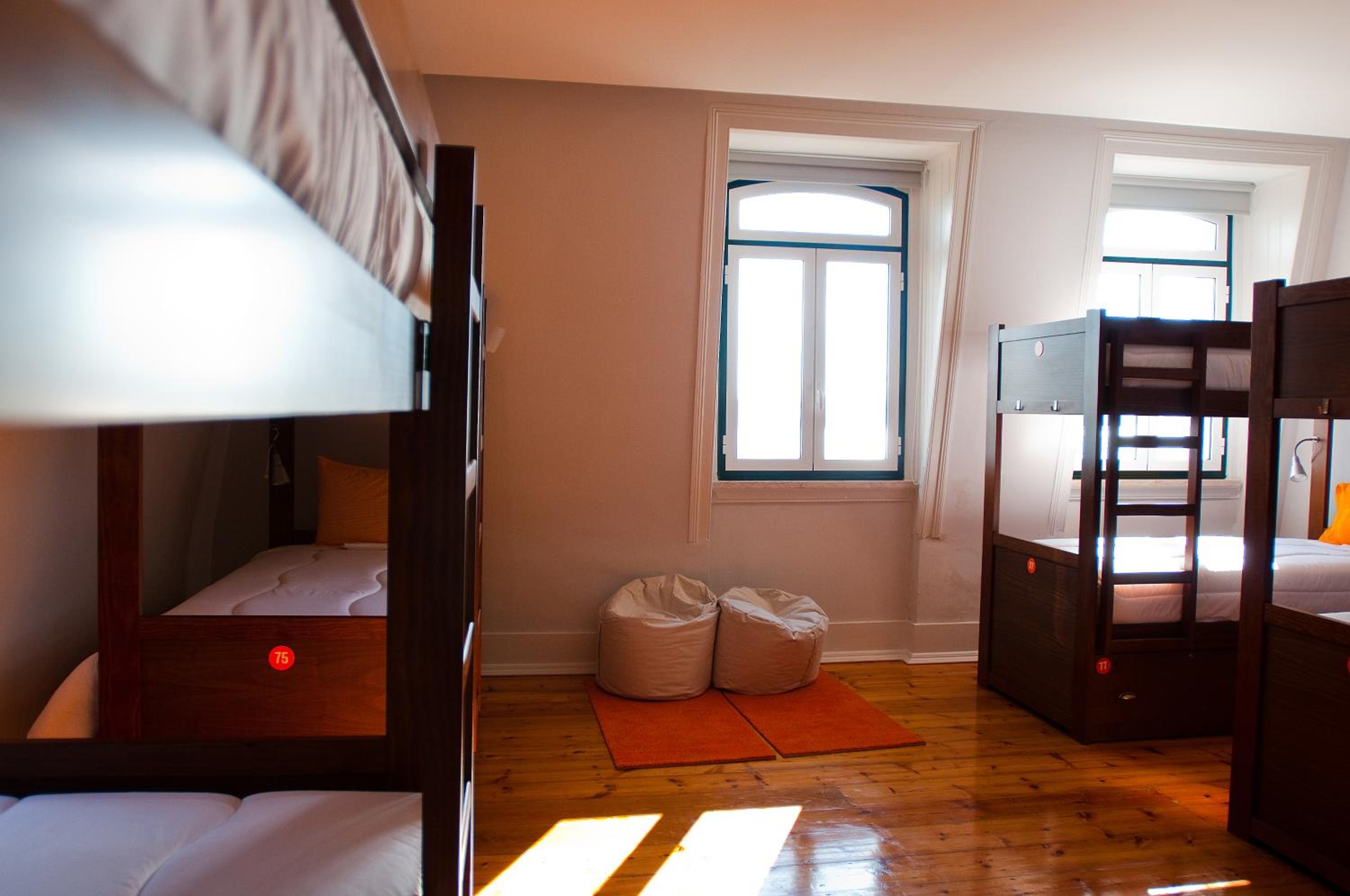 Bed in 6-Bed Dormitory Room with City View photo 1