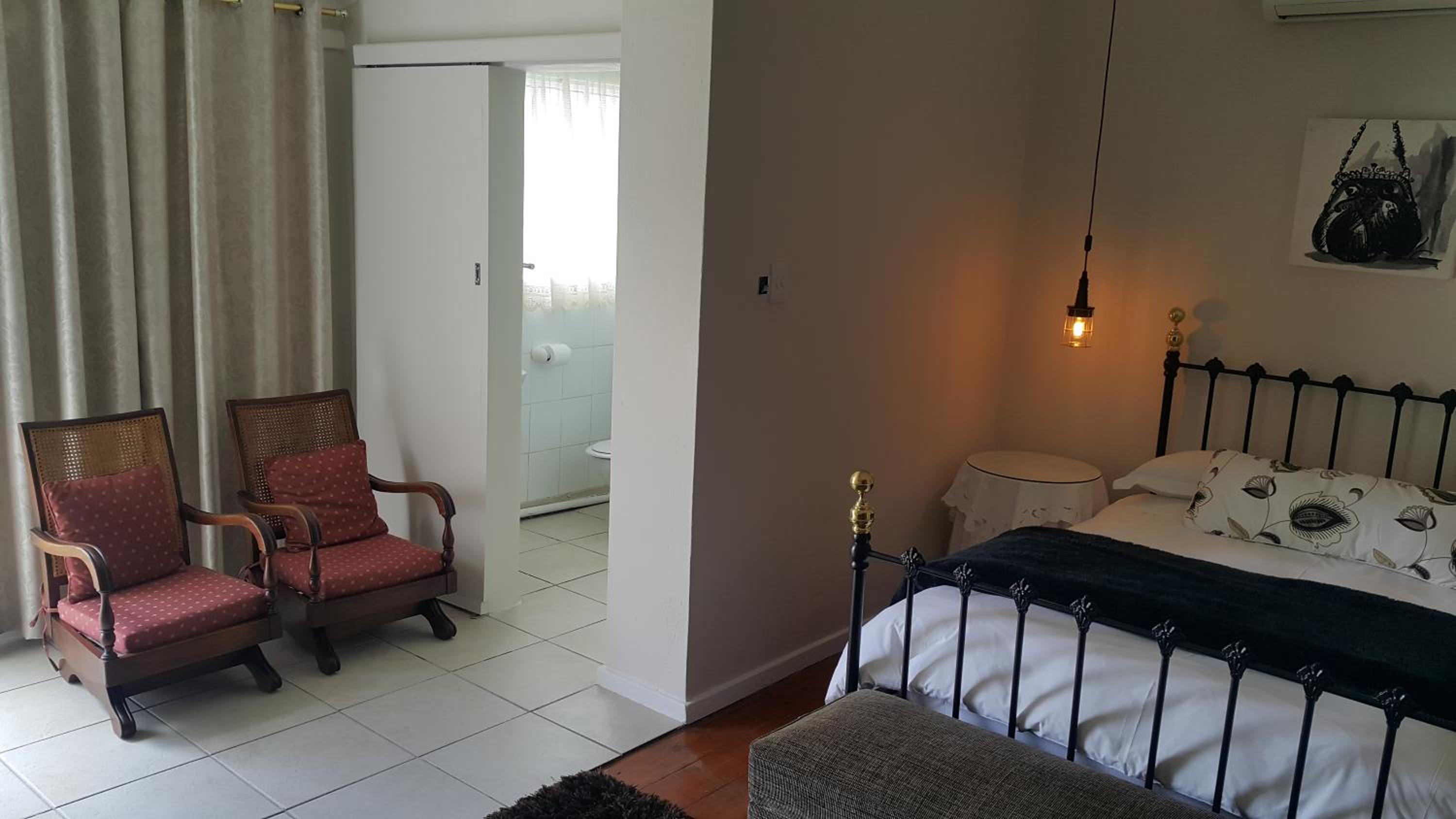 Budget Double Room - Photo 9