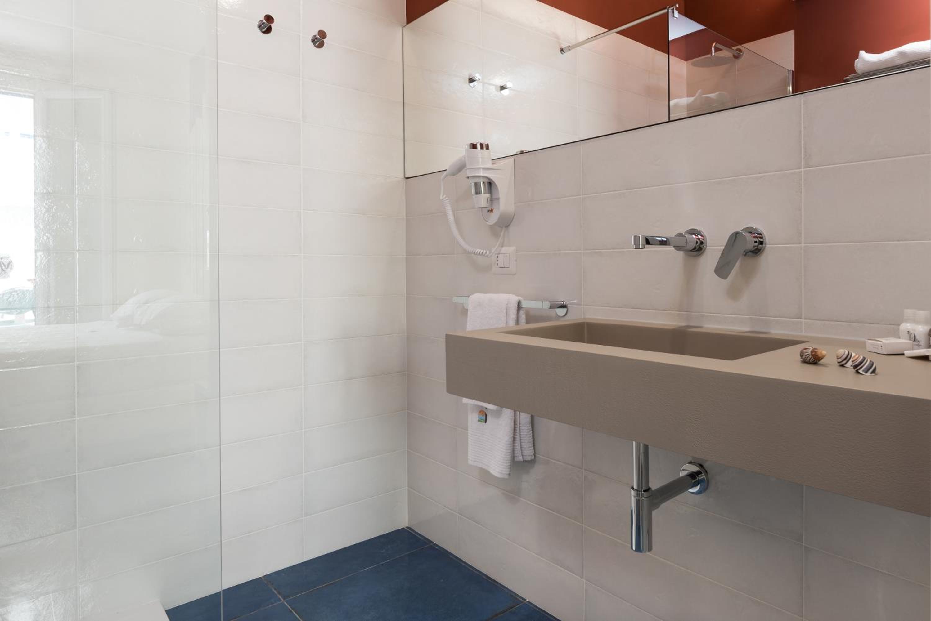Deluxe Double Room - Photo 11